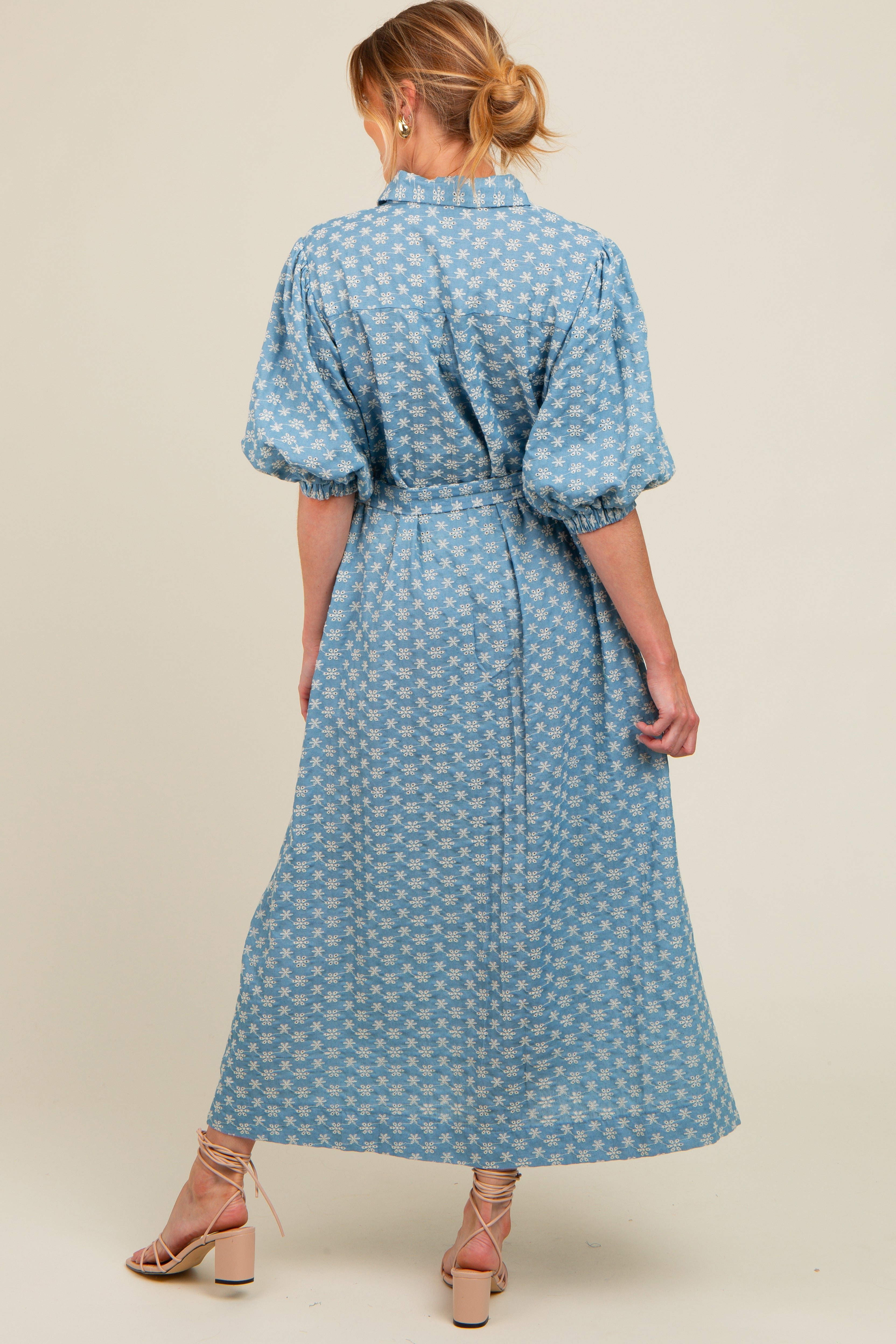 Umstands-Maxikleid aus Chambray mit Blütenstickerei und Knopfleiste in Blau