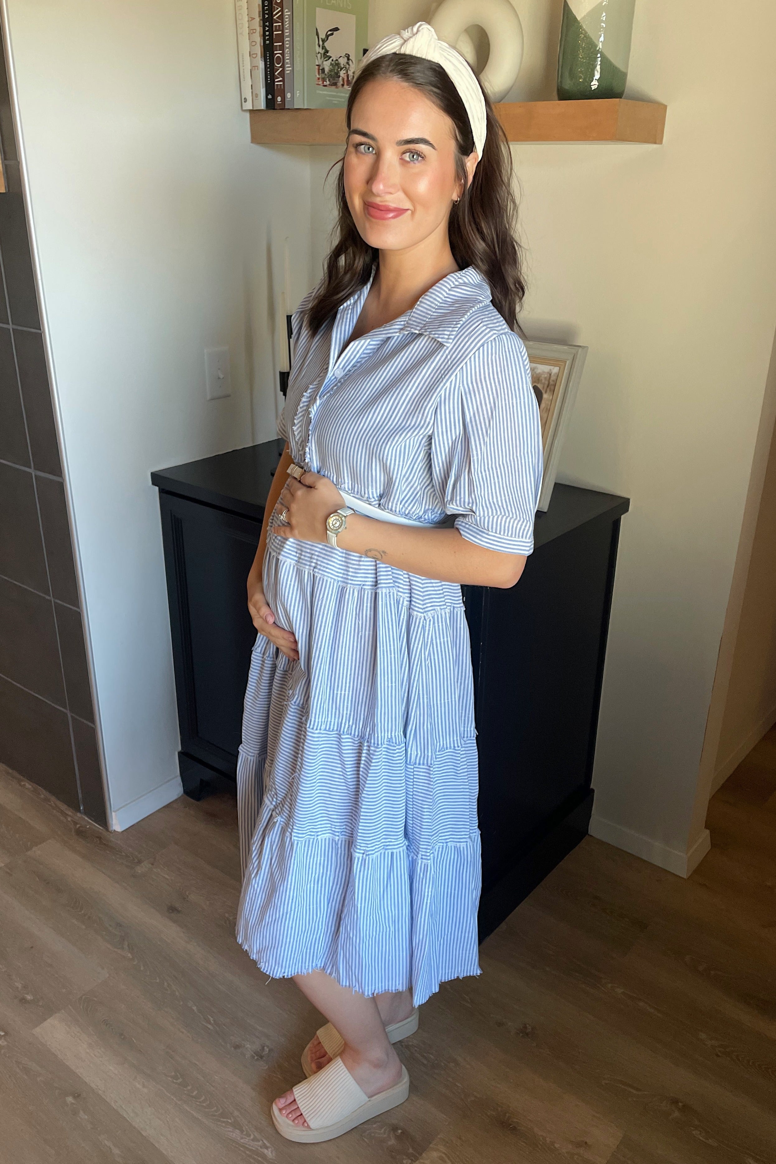 Gestuftes Umstands-Midikleid mit blauen Streifen und offenem Saum