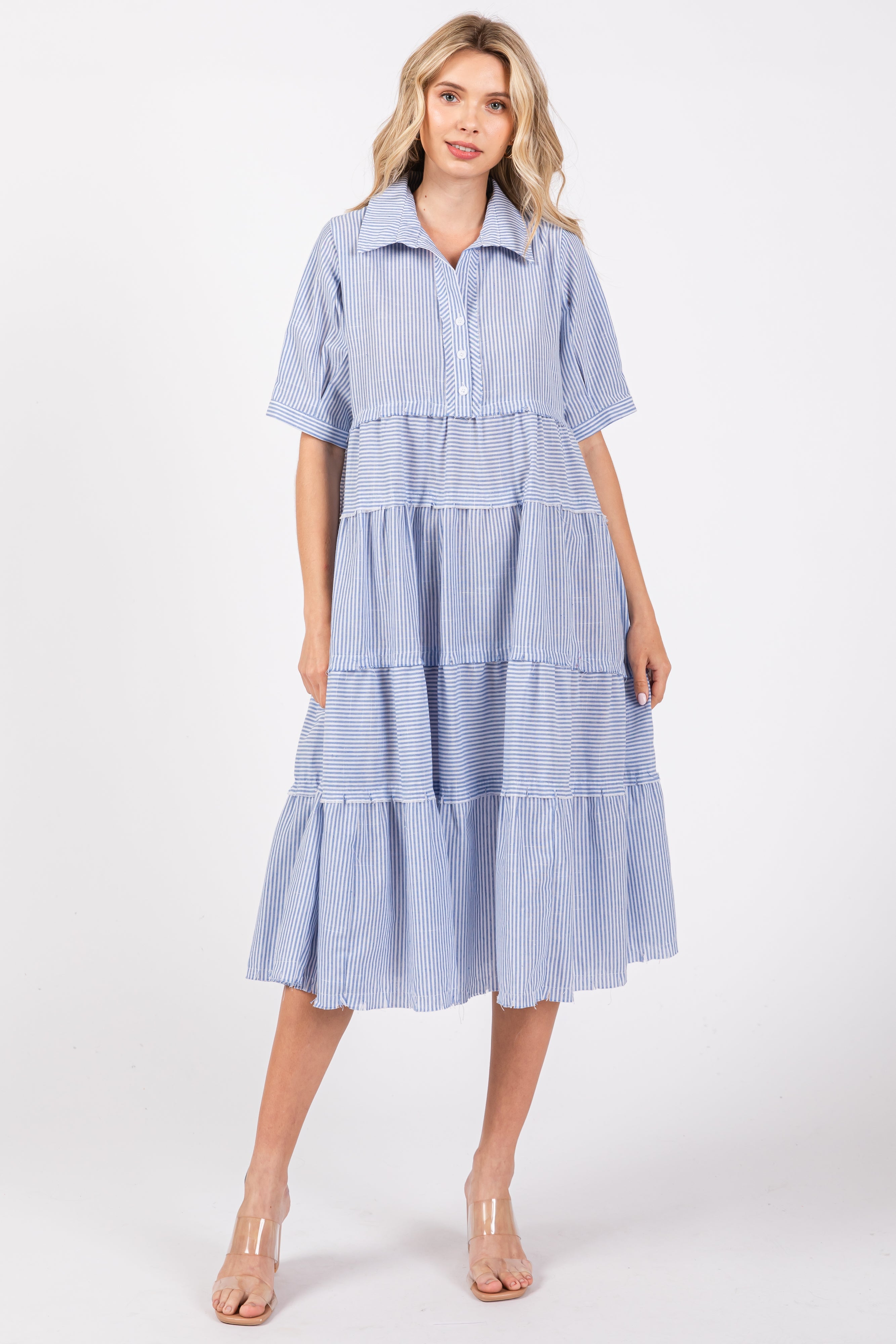 Gestuftes Umstands-Midikleid mit blauen Streifen und offenem Saum
