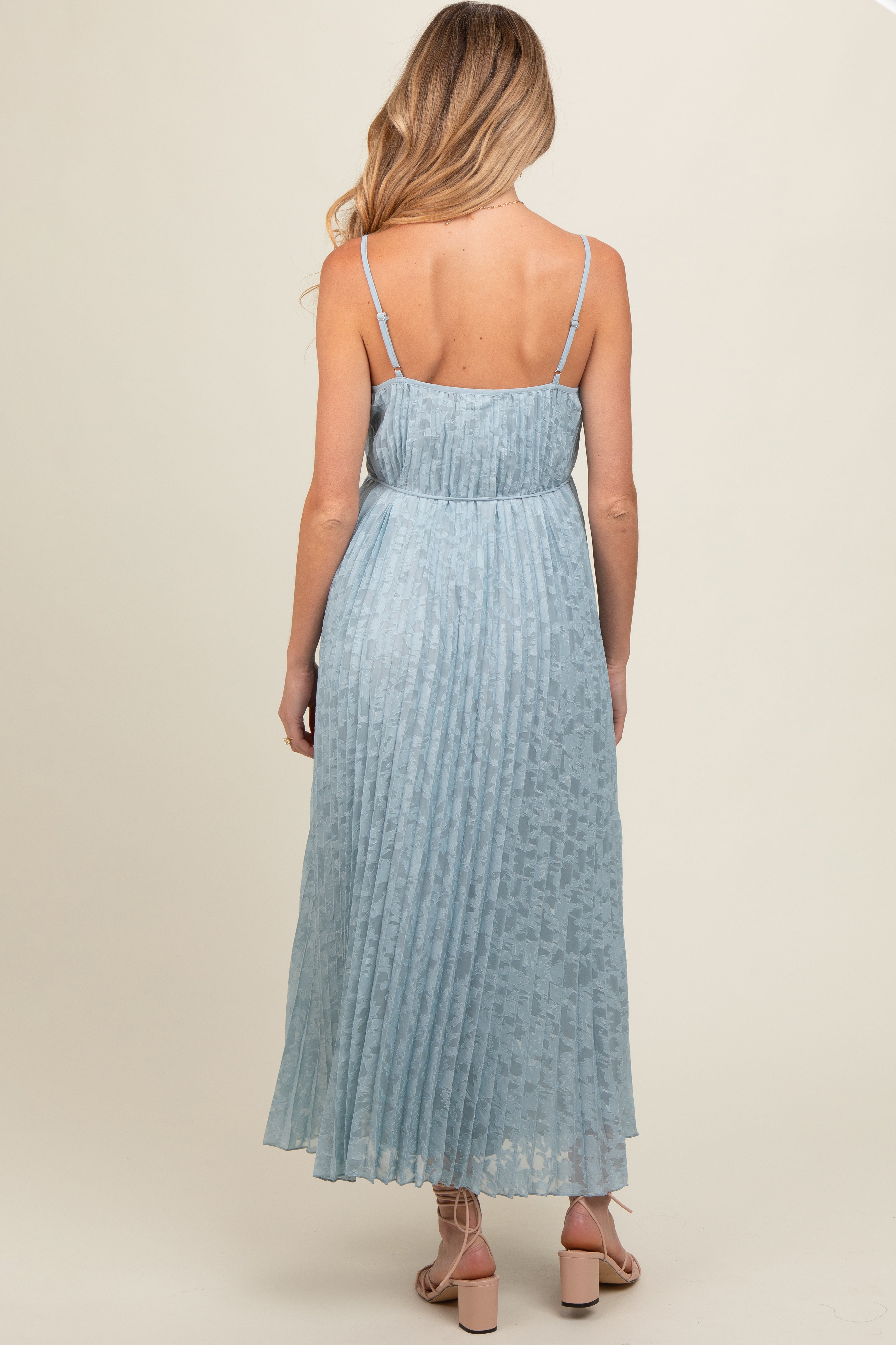 Plissiertes Umstands-Maxikleid mit Blumenmuster in Hellblau