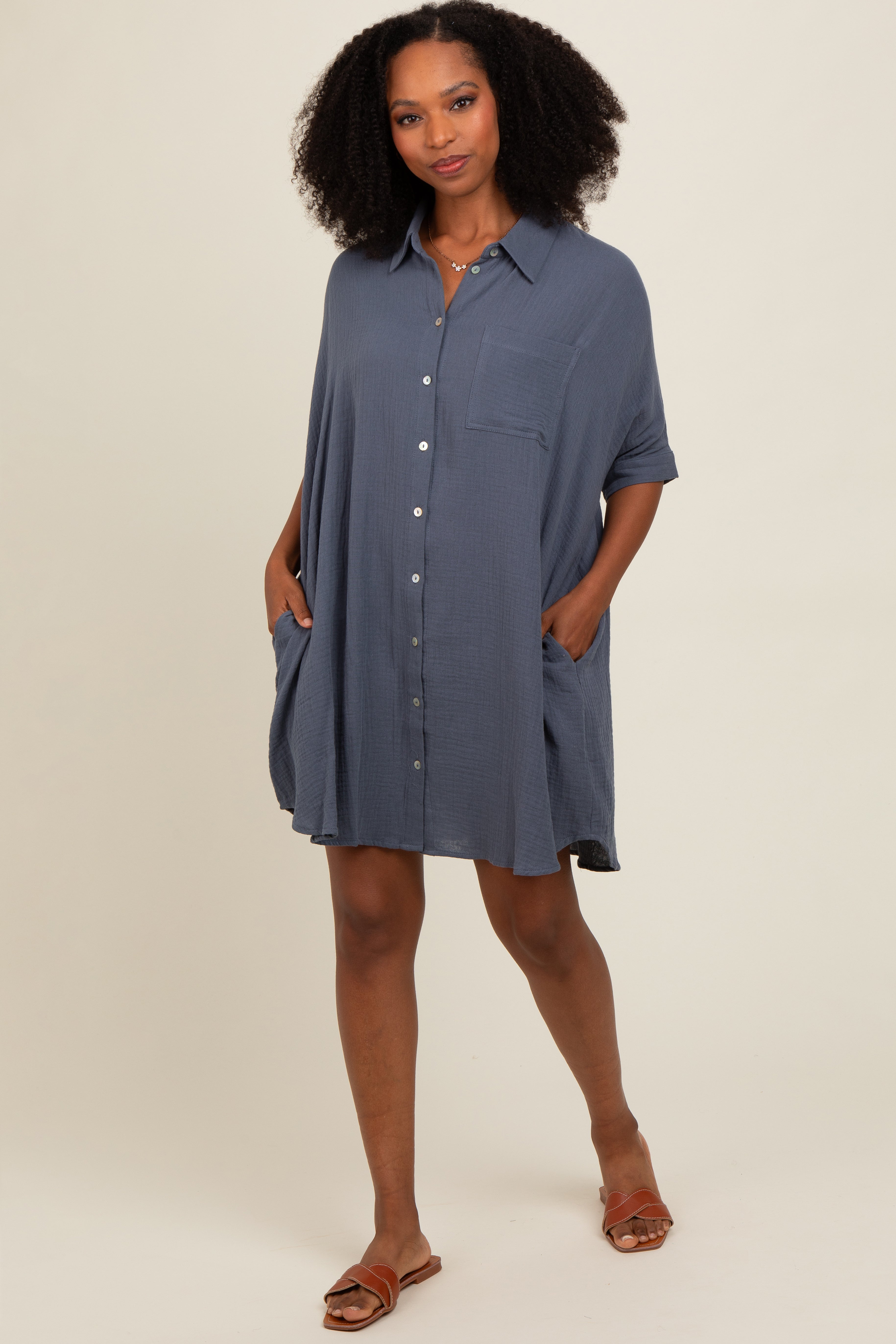 Oversized-Umstandskleid mit durchgehender Knopfleiste