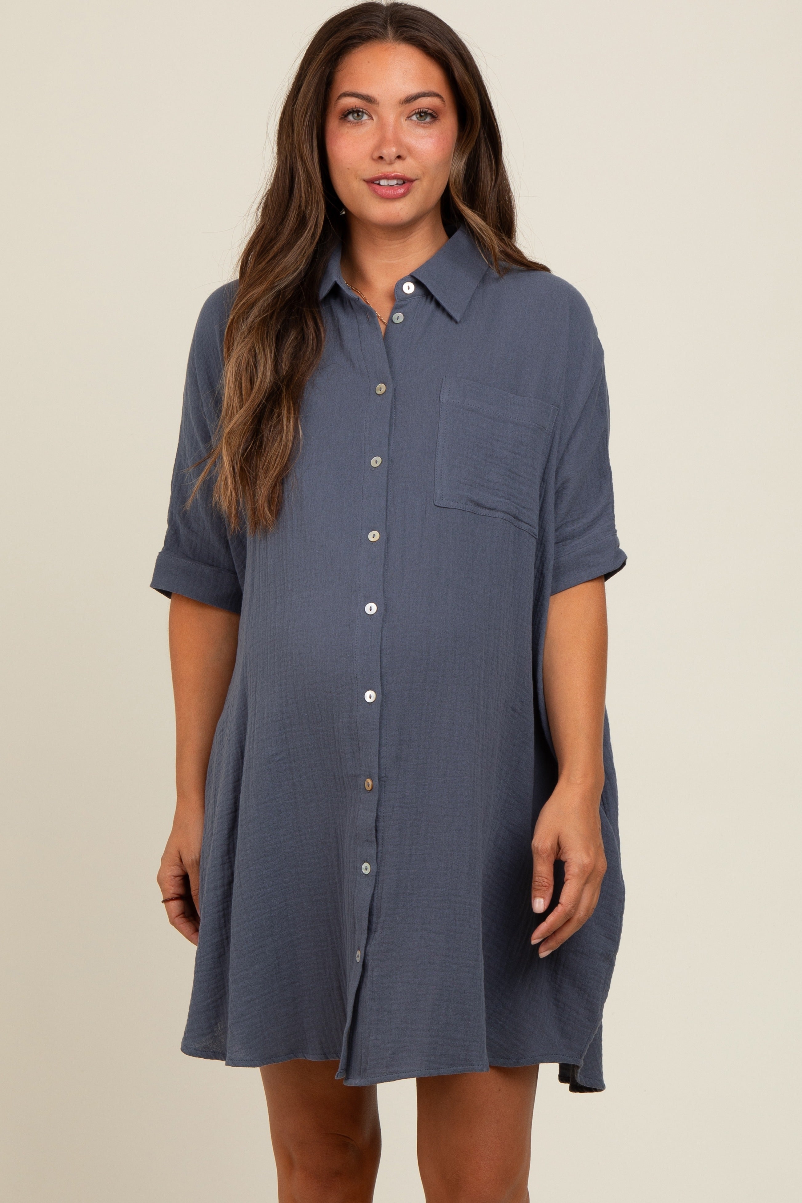 Oversized-Umstandskleid mit durchgehender Knopfleiste