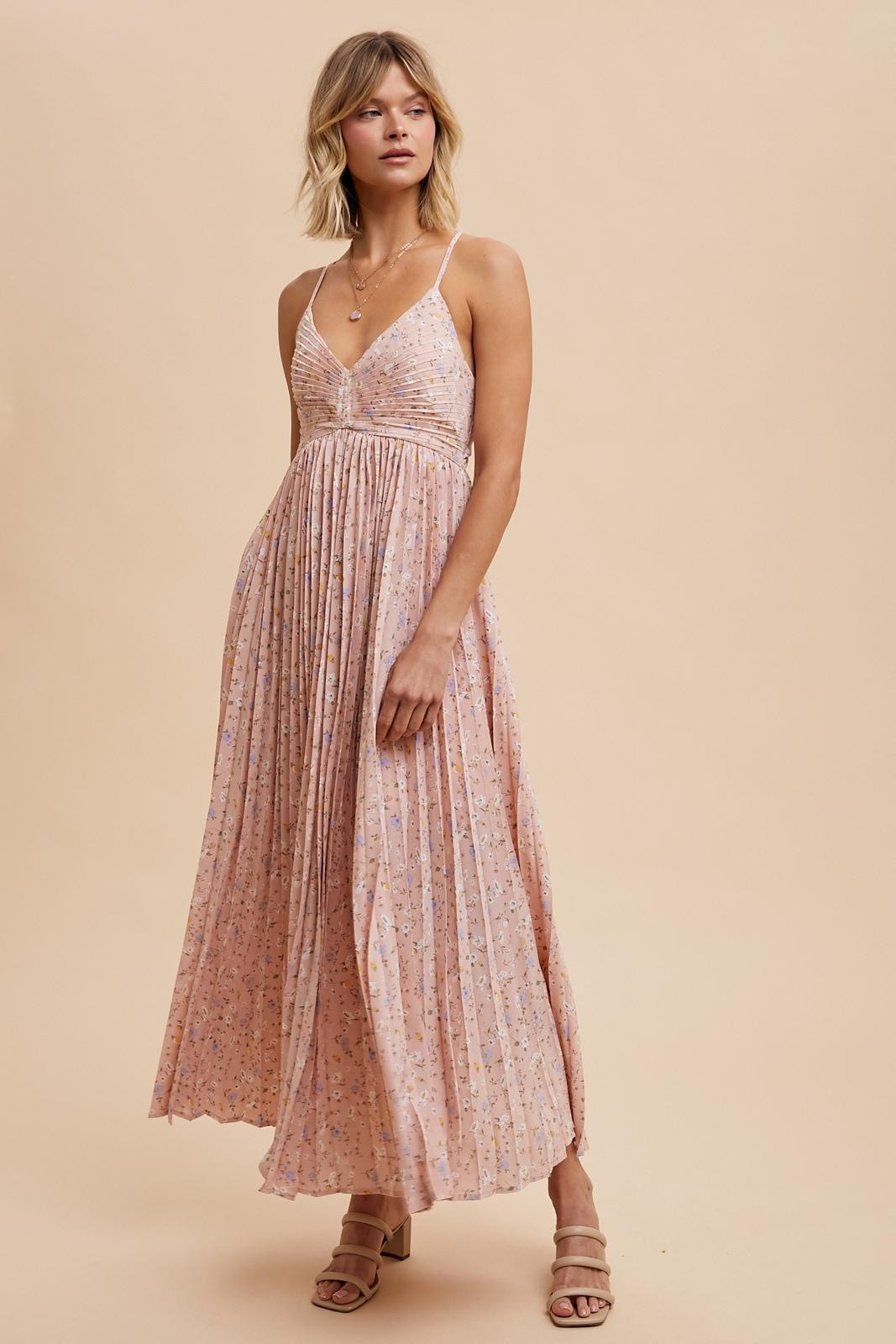 Plissiertes Umstands-Maxikleid mit Blumenmuster und Rücken-Cut-out in Zartrosa