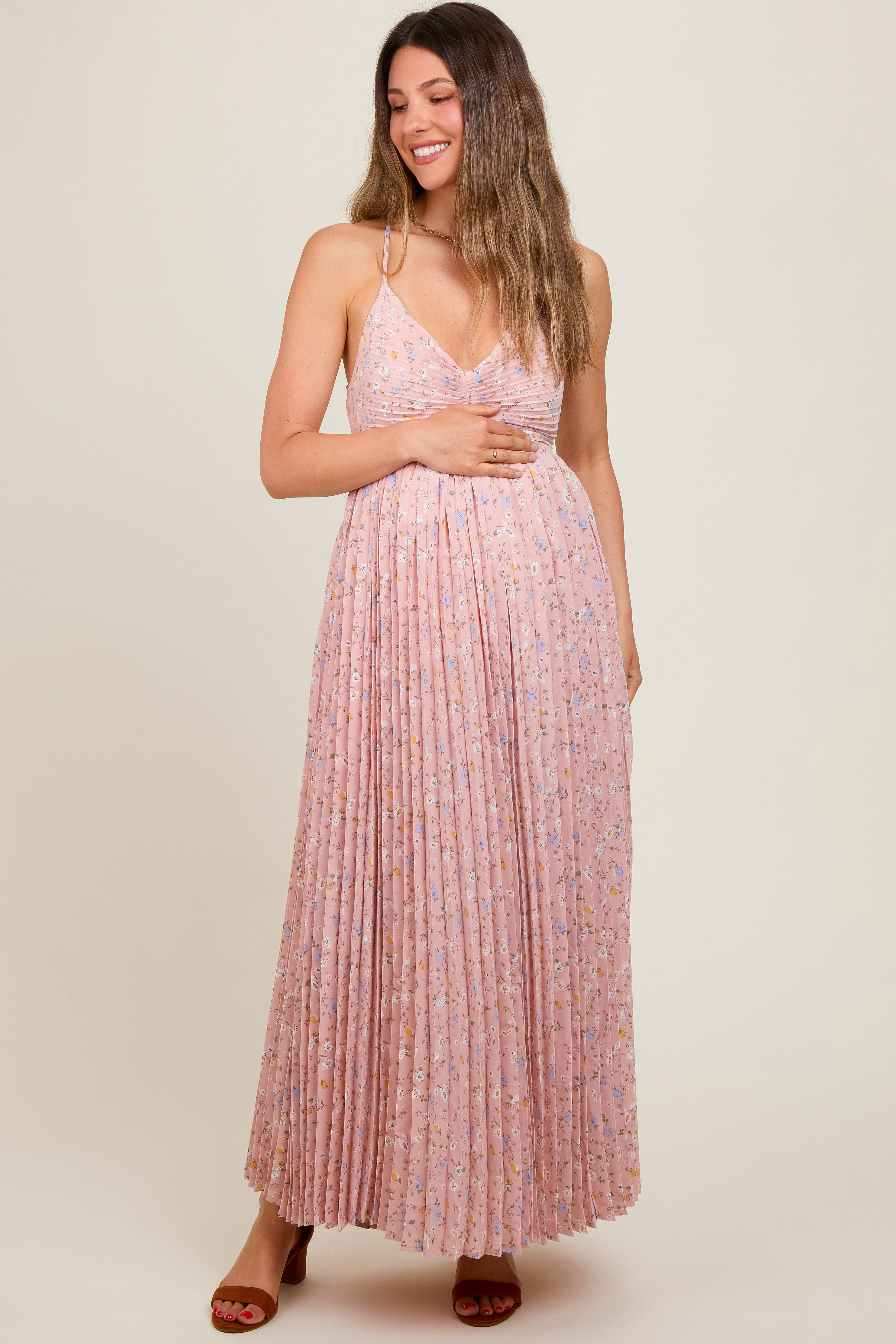 Plissiertes Umstands-Maxikleid mit Blumenmuster und Rücken-Cut-out in Zartrosa