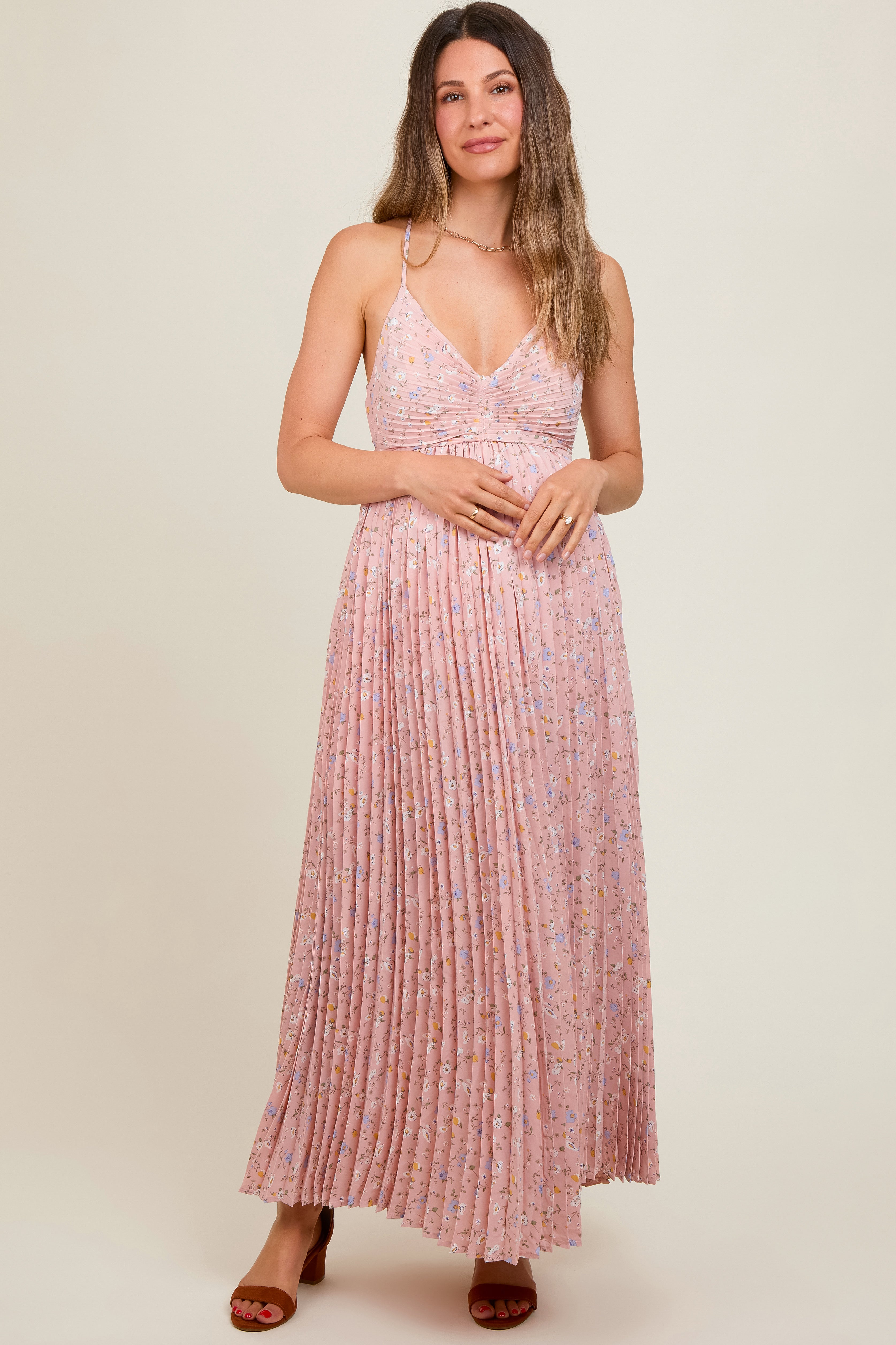 Plissiertes Umstands-Maxikleid mit Blumenmuster und Rücken-Cut-out in Zartrosa