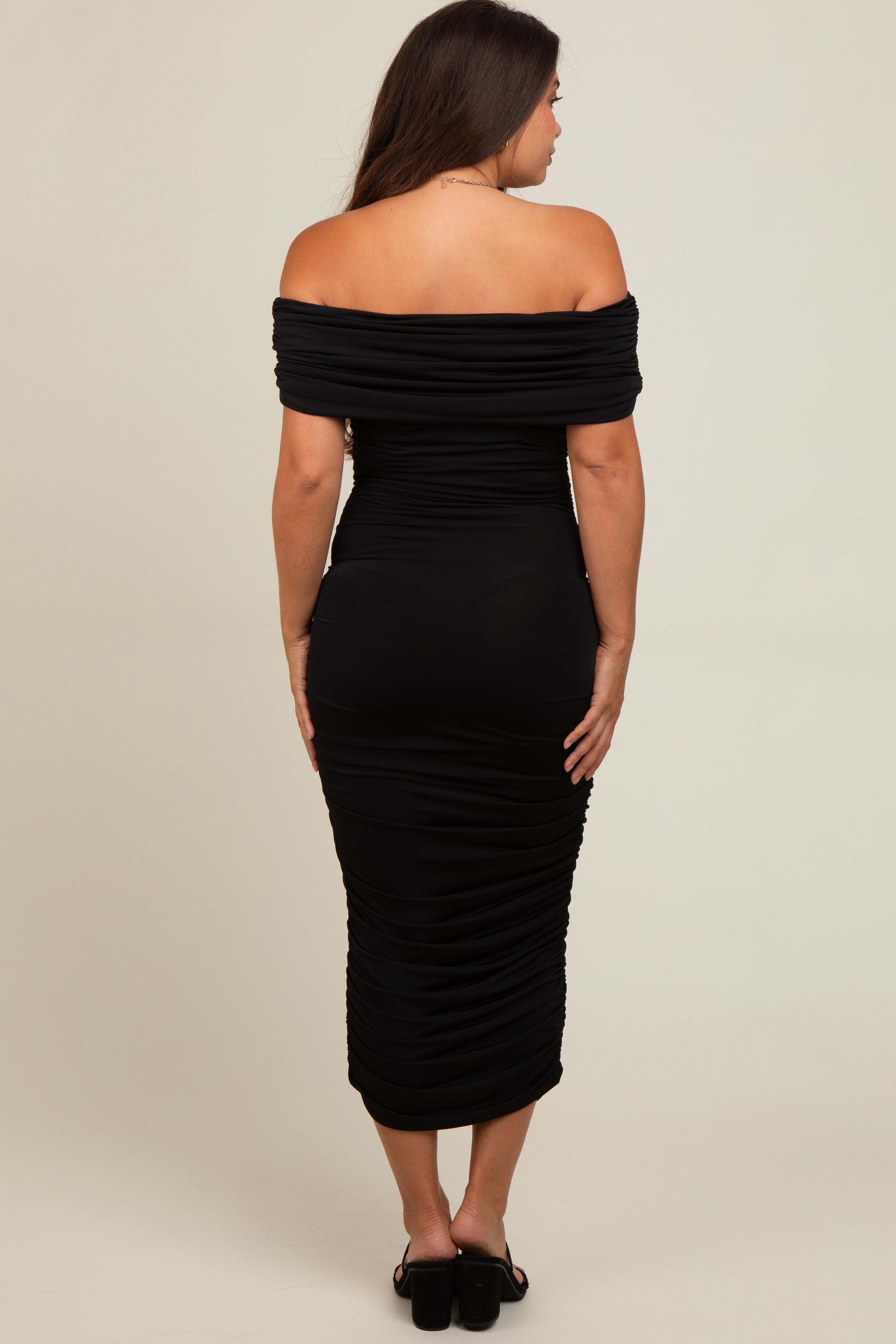 Umstands-Midikleid mit schulterfreiem Ausschnitt und seitlicher Raffung