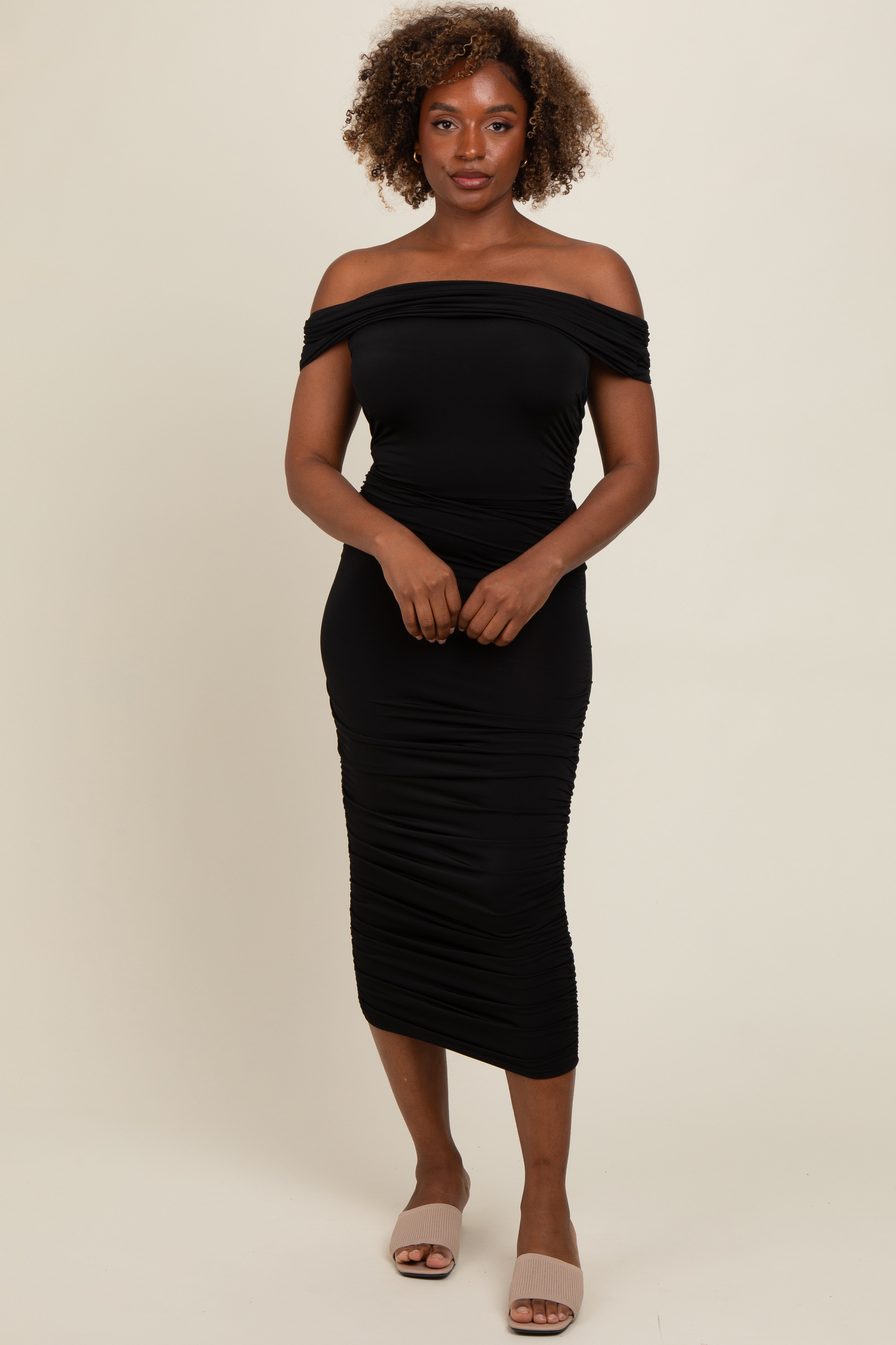 Umstands-Midikleid mit schulterfreiem Ausschnitt und seitlicher Raffung