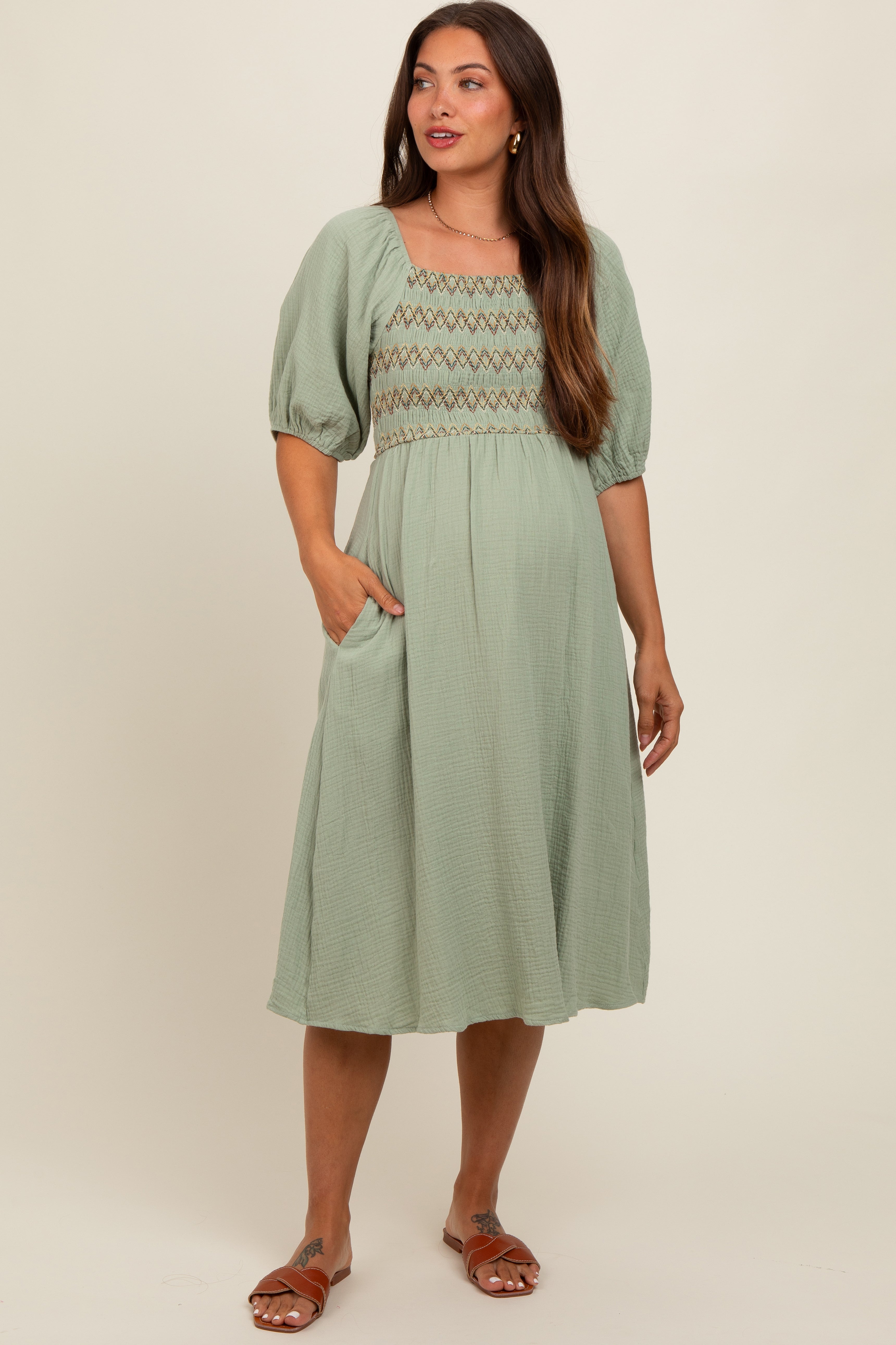 Besticktes Umstands-Midikleid in Helloliv