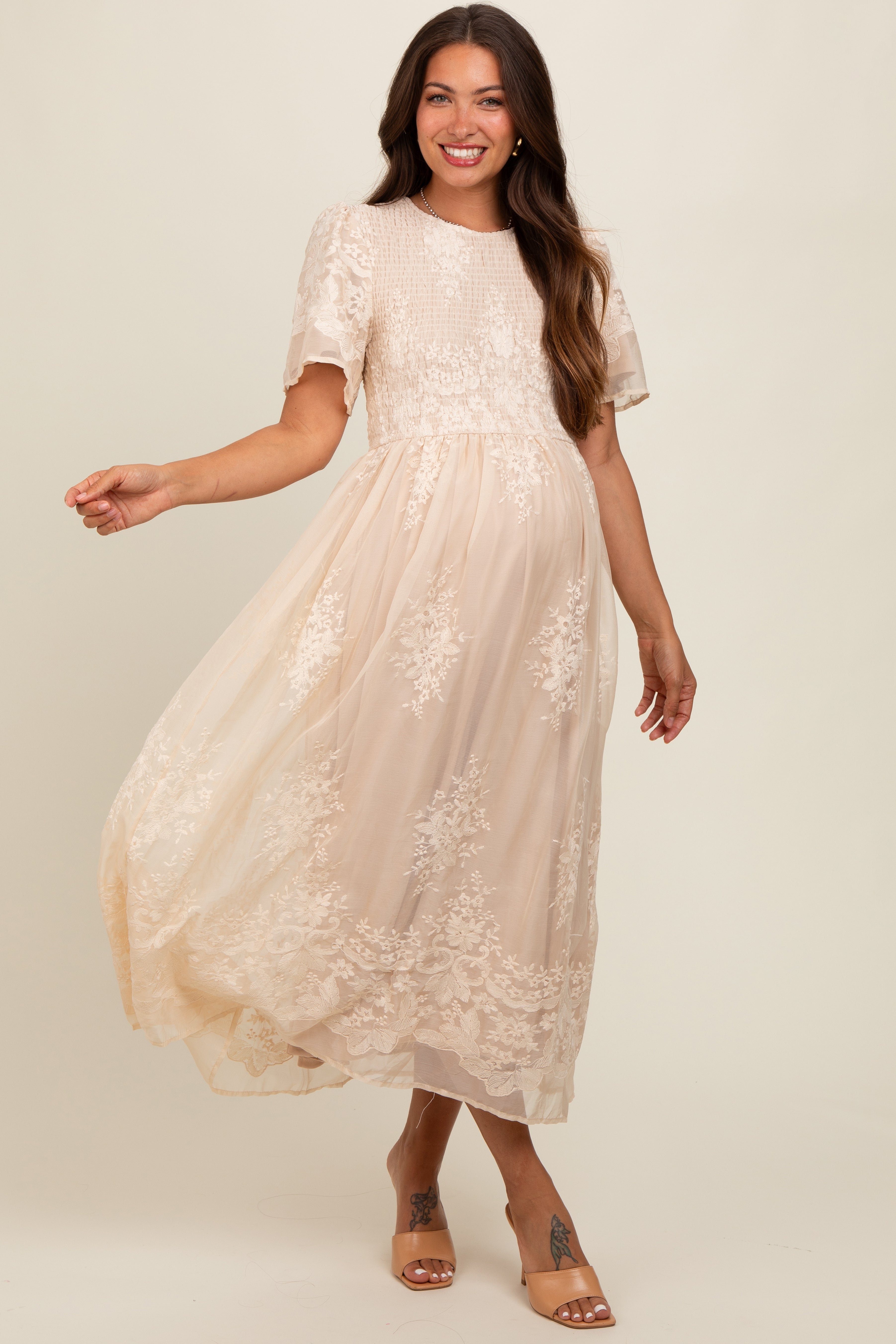 Besticktes Umstands-Midikleid mit Smok-Detail in Creme