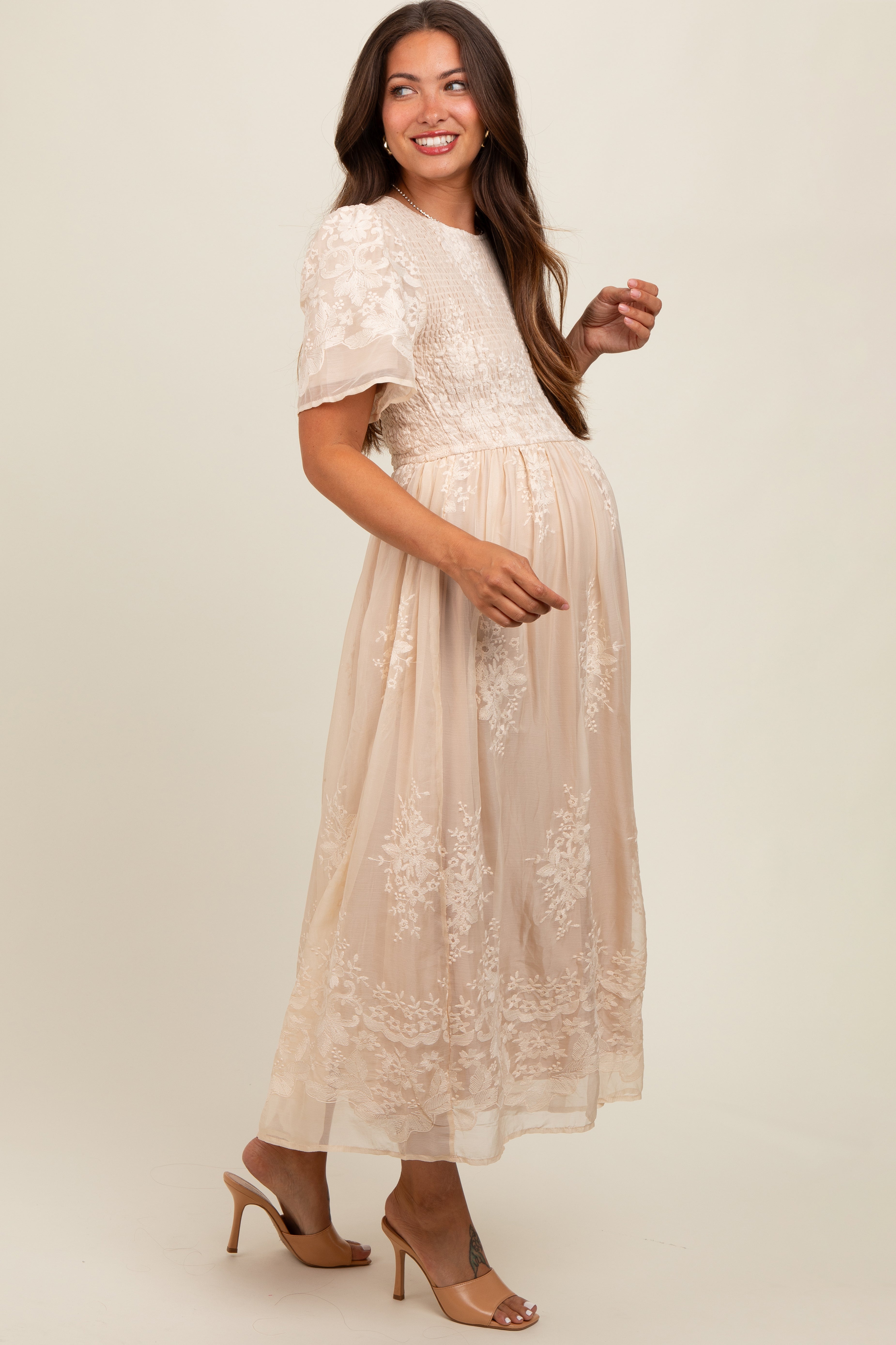 Besticktes Umstands-Midikleid mit Smok-Detail in Creme