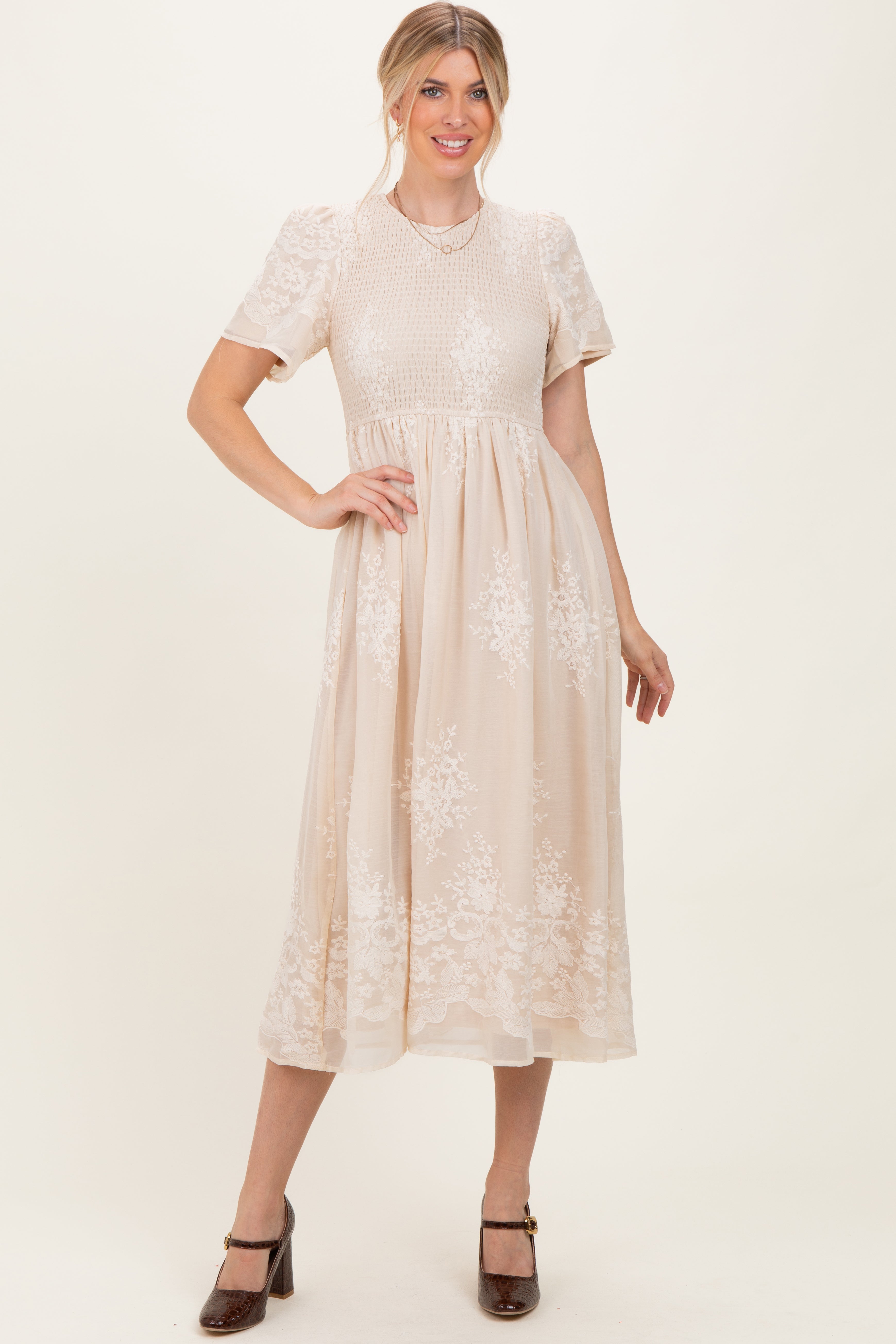 Besticktes Umstands-Midikleid mit Smok-Detail in Creme