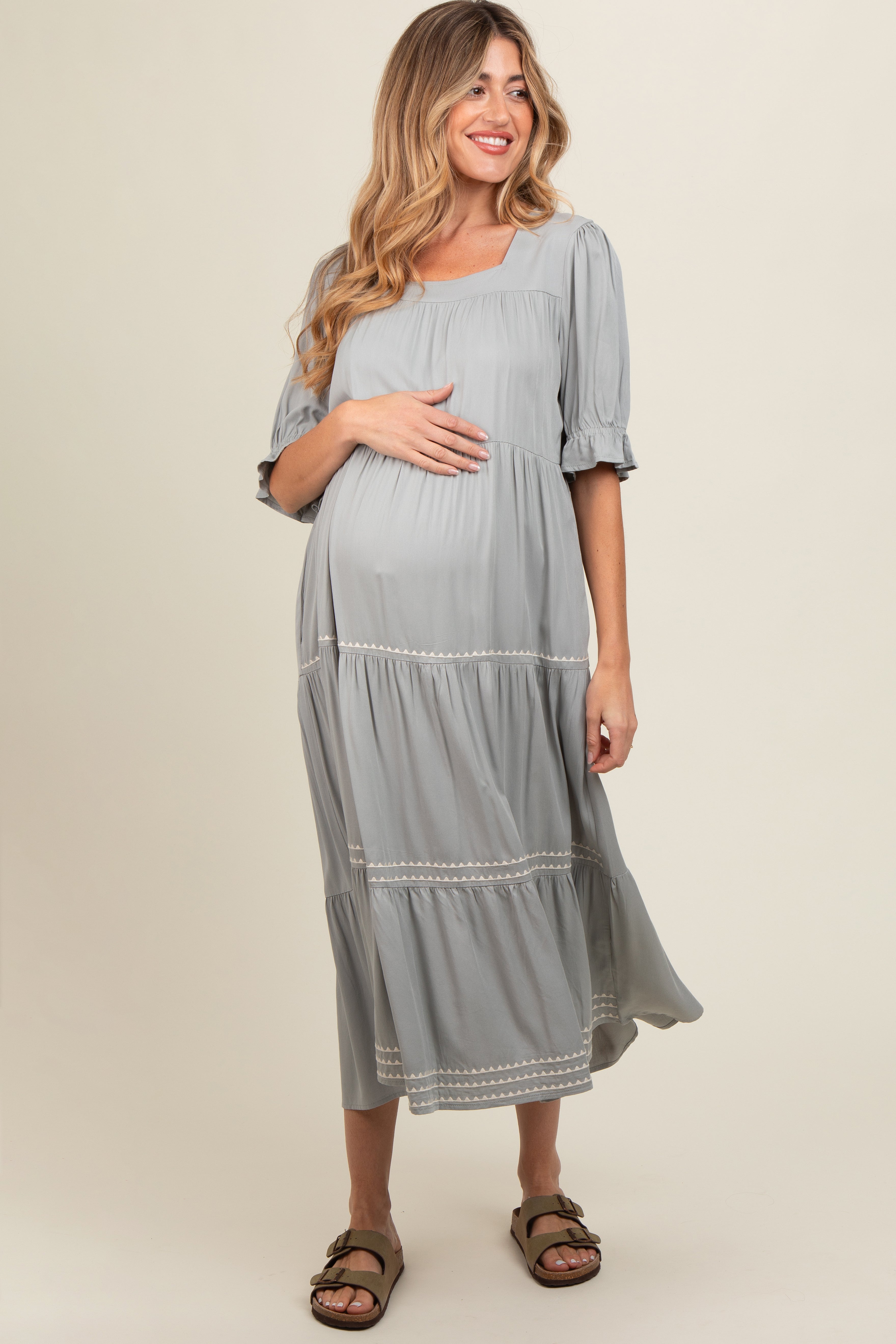 Besticktes Umstands-Midikleid mit Stufenrock in Grau