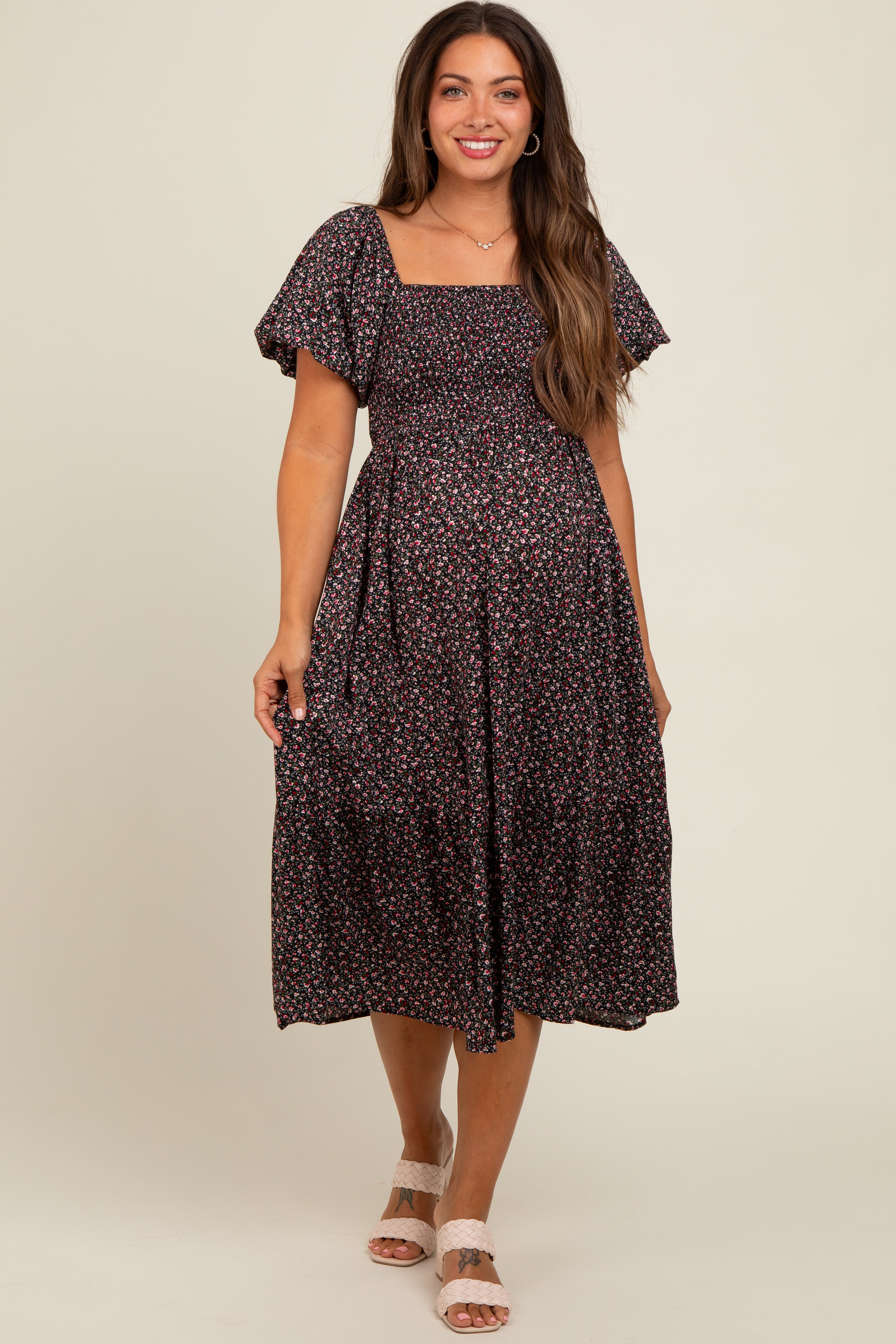 Umstands-Midikleid mit Blütenmuster und Smok-Oberteil