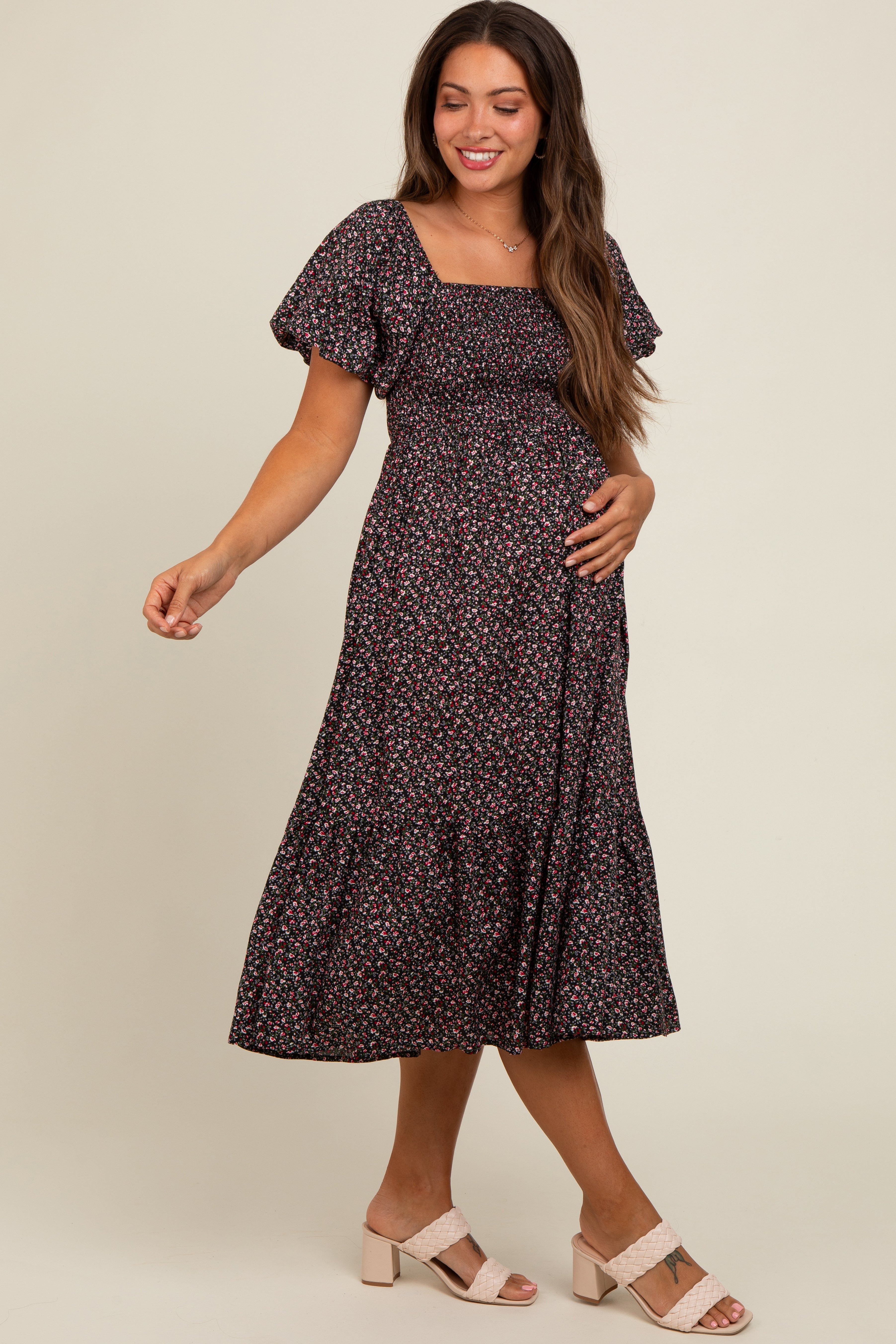 Umstands-Midikleid mit Blütenmuster und Smok-Oberteil