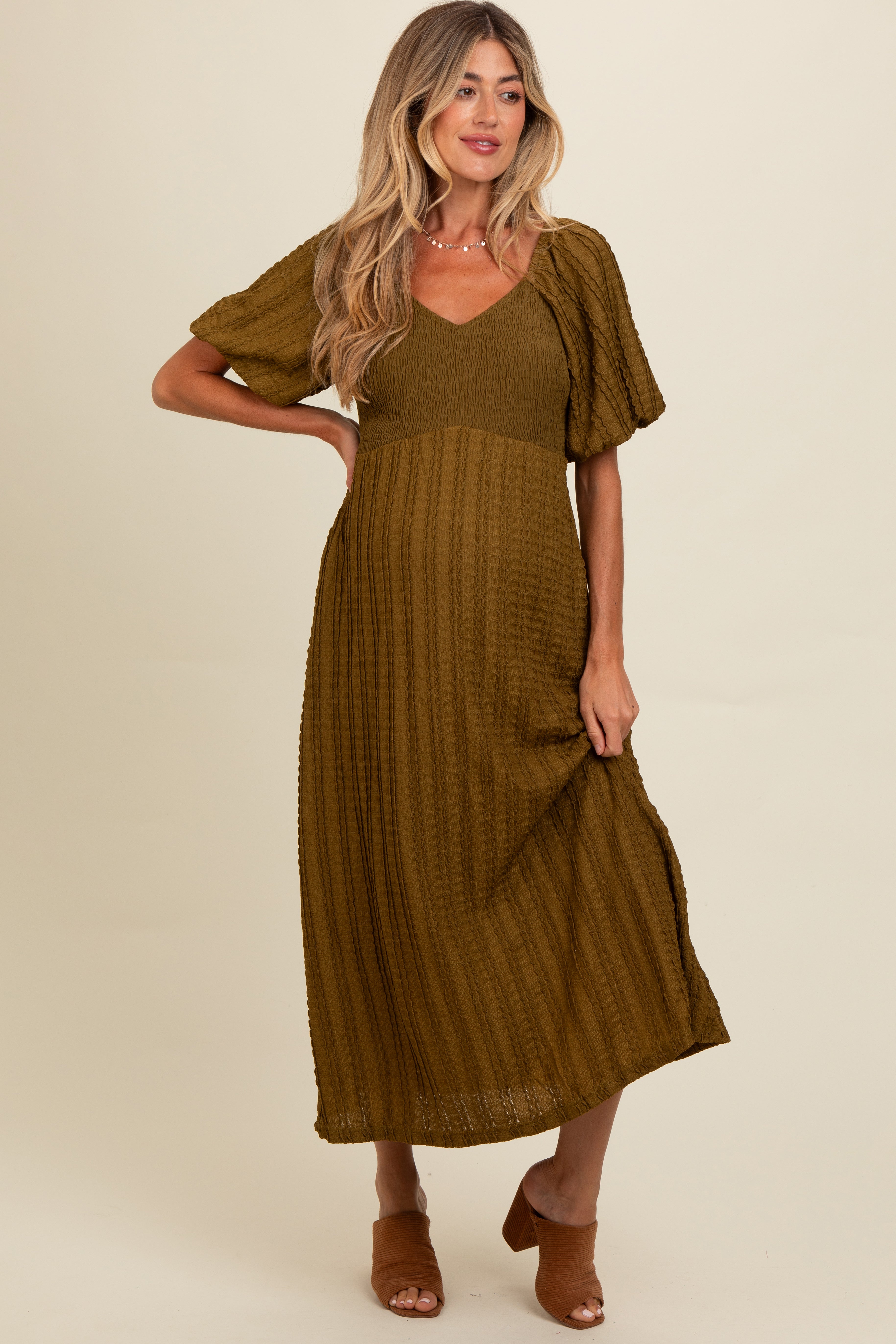 Olivfarbenes strukturiertes Umstands-Midikleid mit Smok-Detail, V-Ausschnitt und kurzen Puffärmeln