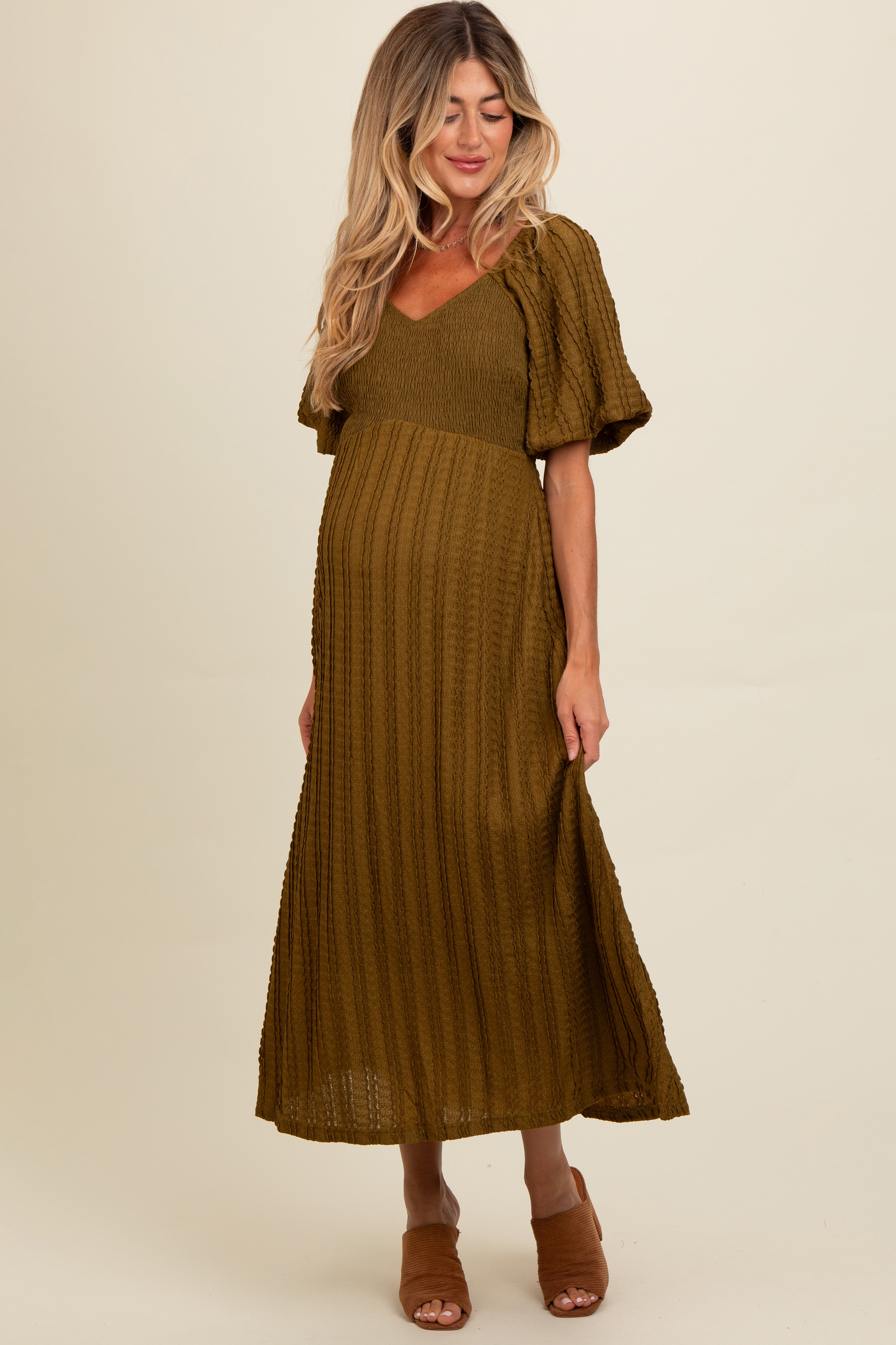 Olivfarbenes strukturiertes Umstands-Midikleid mit Smok-Detail, V-Ausschnitt und kurzen Puffärmeln