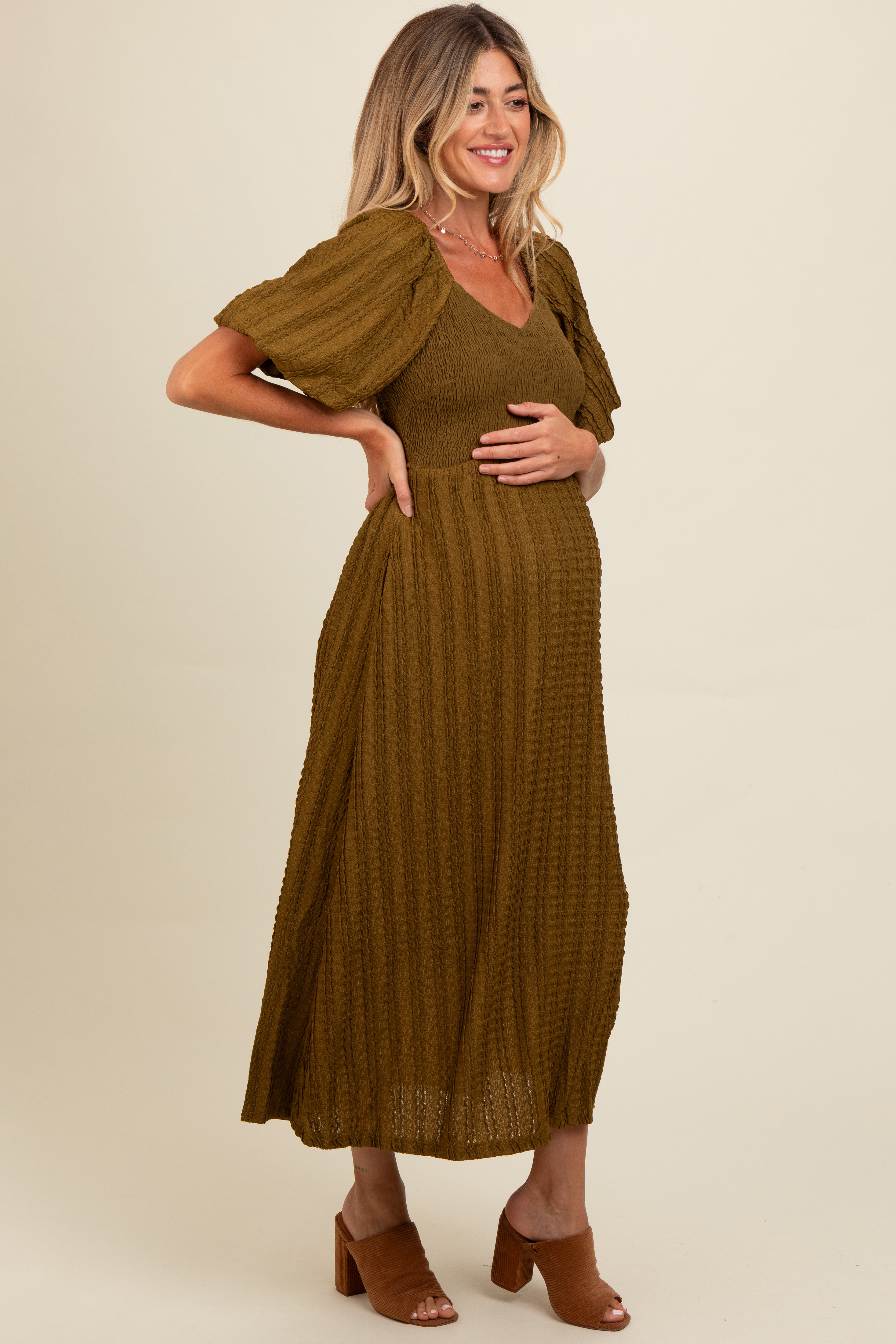 Olivfarbenes strukturiertes Umstands-Midikleid mit Smok-Detail, V-Ausschnitt und kurzen Puffärmeln