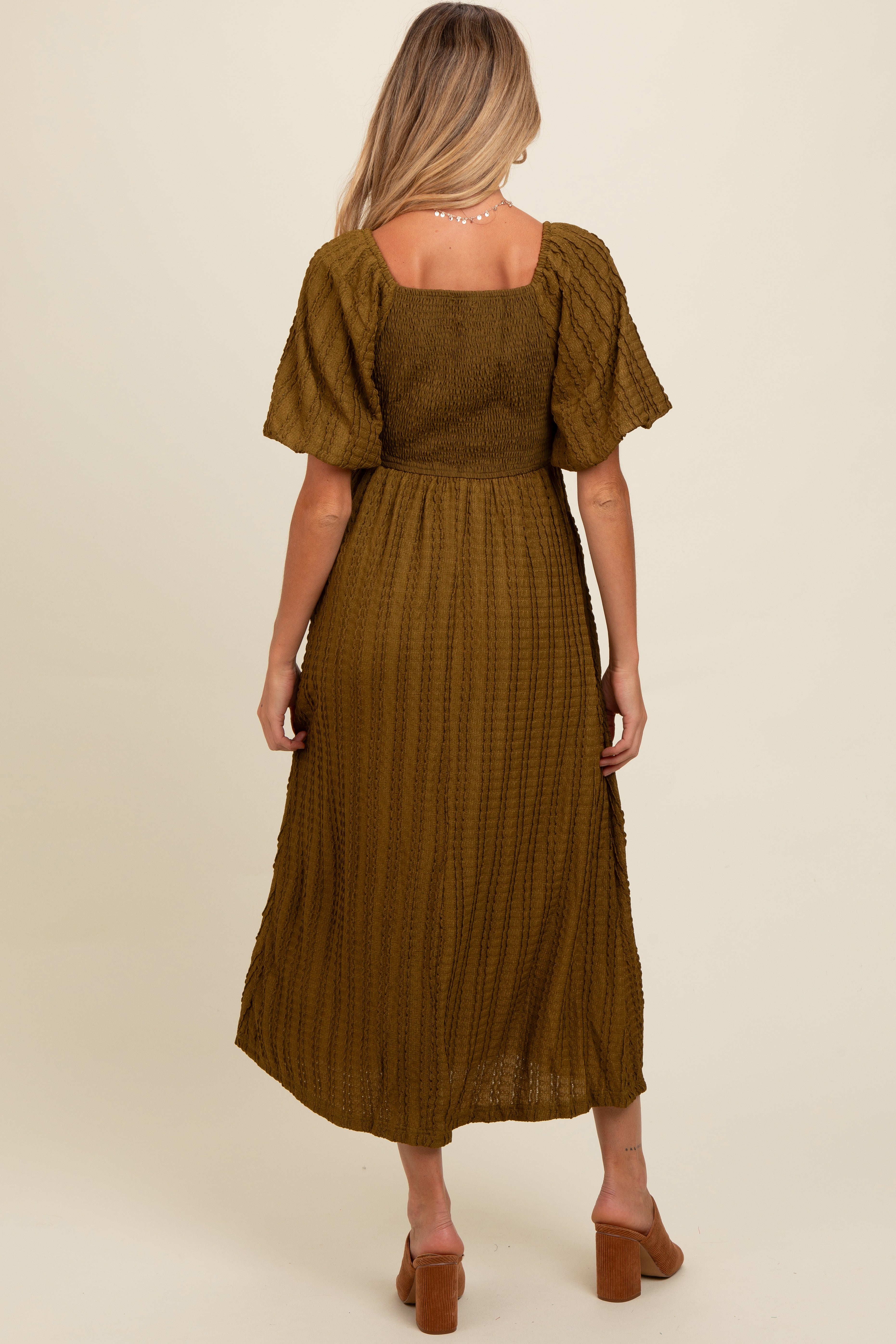 Olivfarbenes strukturiertes Umstands-Midikleid mit Smok-Detail, V-Ausschnitt und kurzen Puffärmeln