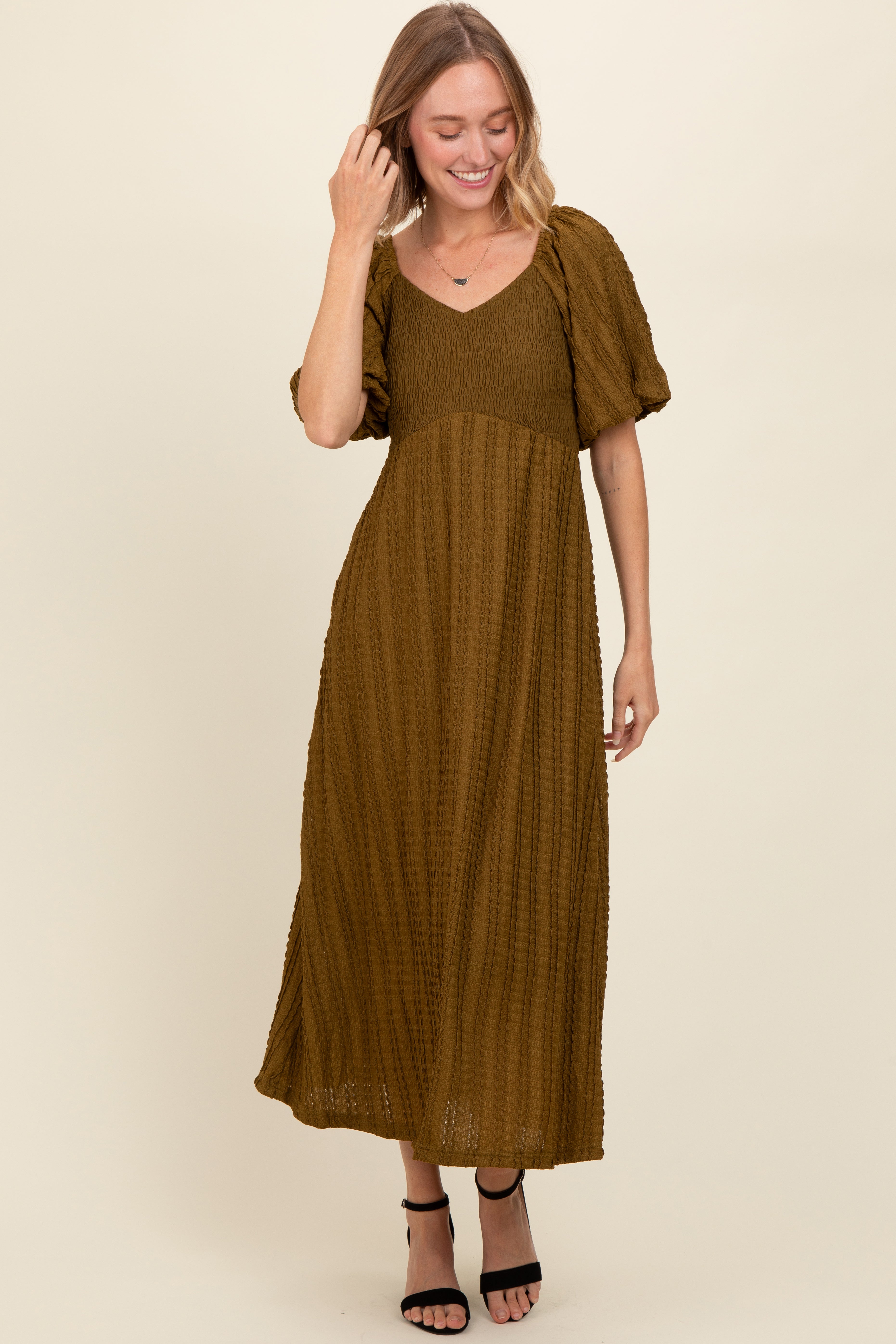 Olivfarbenes strukturiertes Umstands-Midikleid mit Smok-Detail, V-Ausschnitt und kurzen Puffärmeln