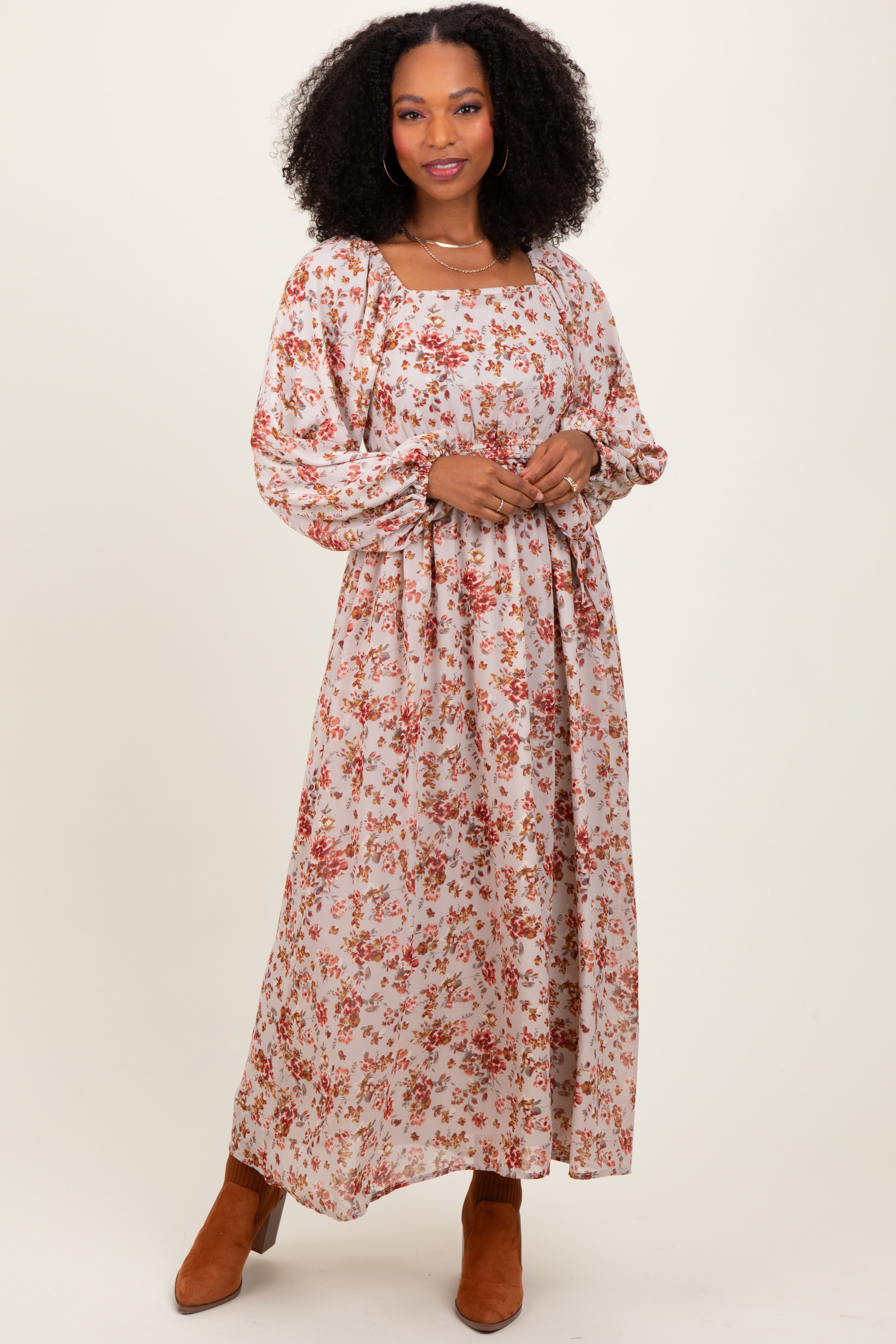 Cremefarbenes Umstands-Midikleid mit Blumenmuster, eckigem Ausschnitt und Bindeband vorne