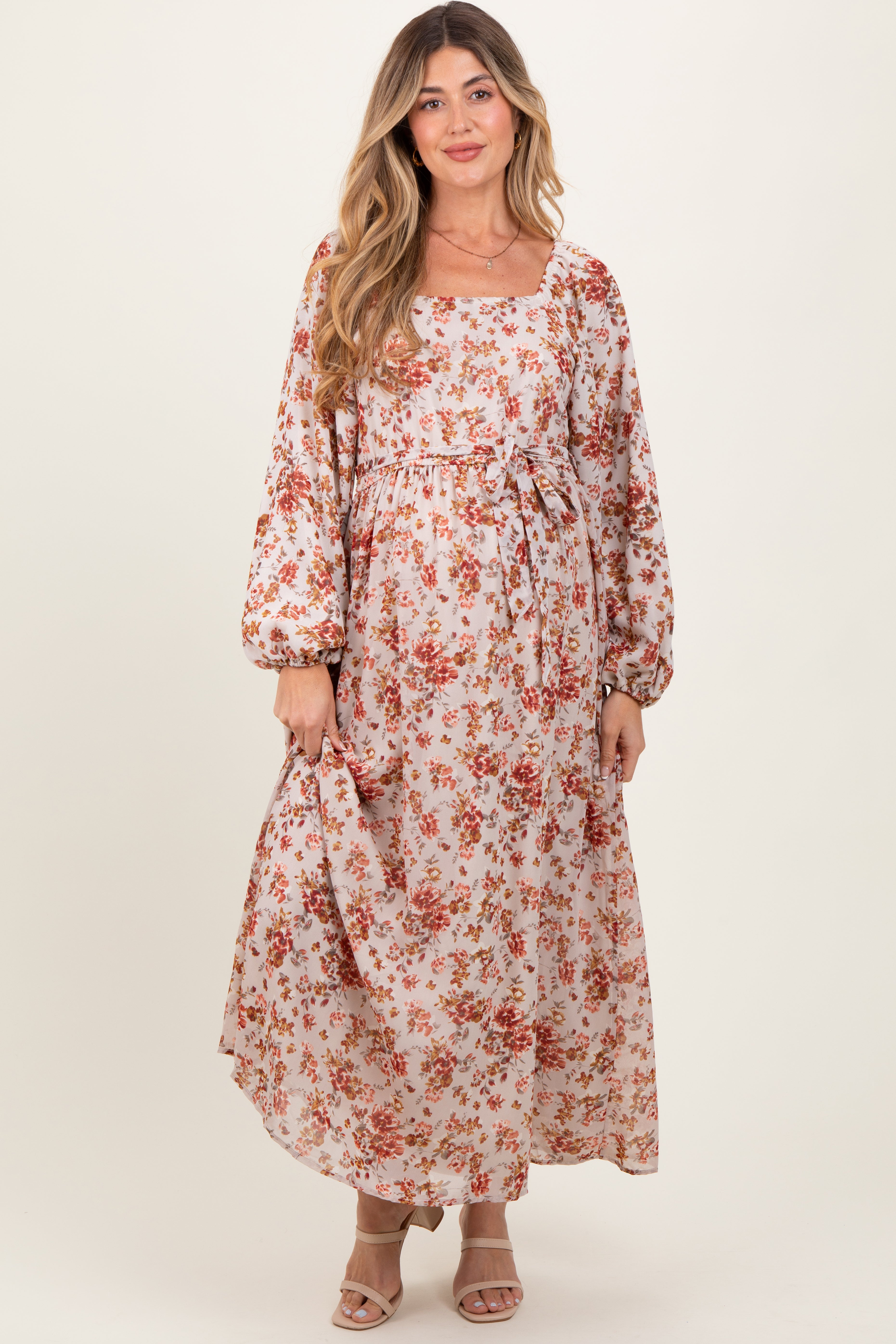 Cremefarbenes Umstands-Midikleid mit Blumenmuster, eckigem Ausschnitt und Bindeband vorne