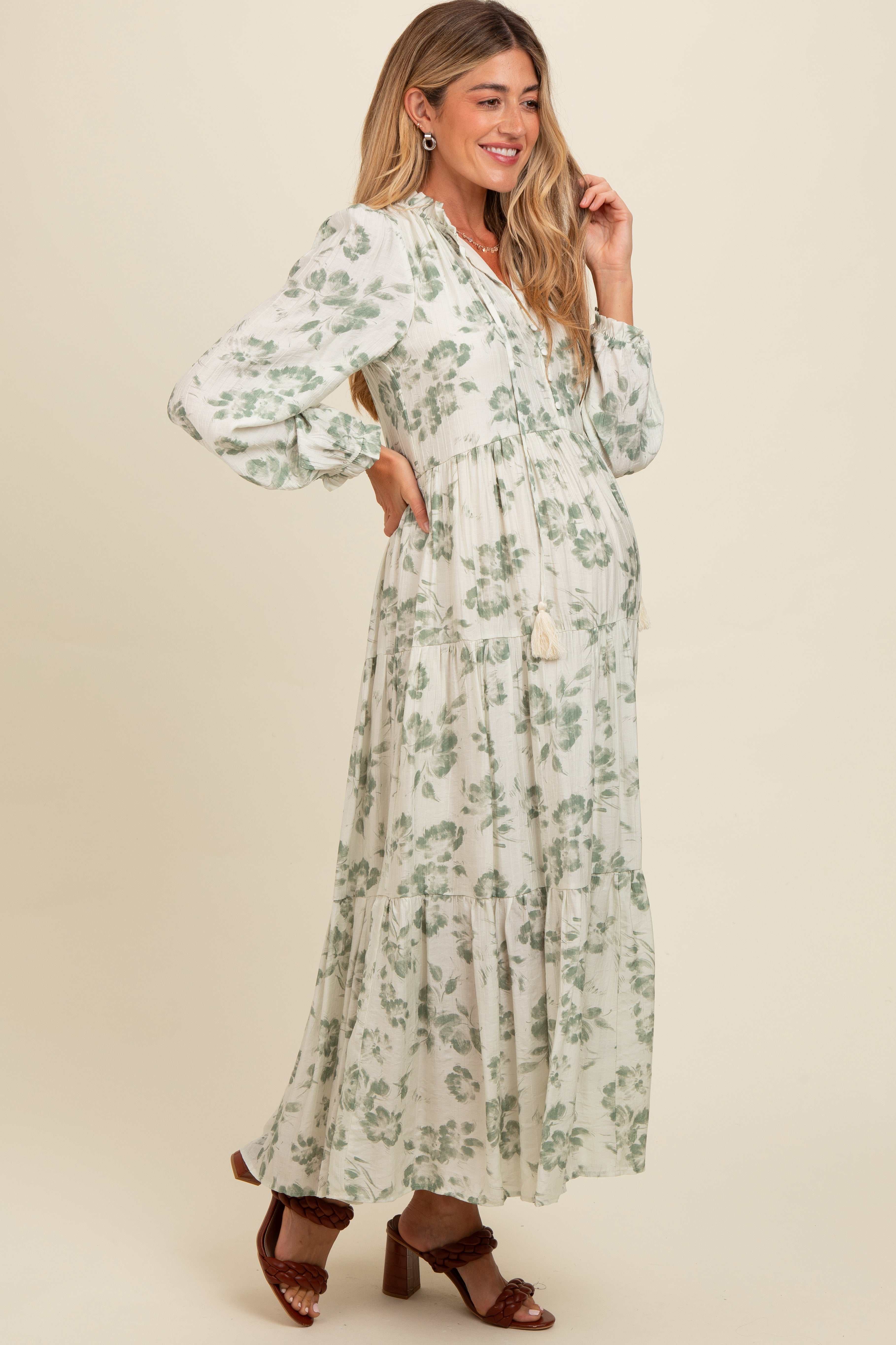 Olivfarbenes Umstands-Maxikleid mit Blumenmuster, Knopfleiste, Stufenrock und langen Ärmeln