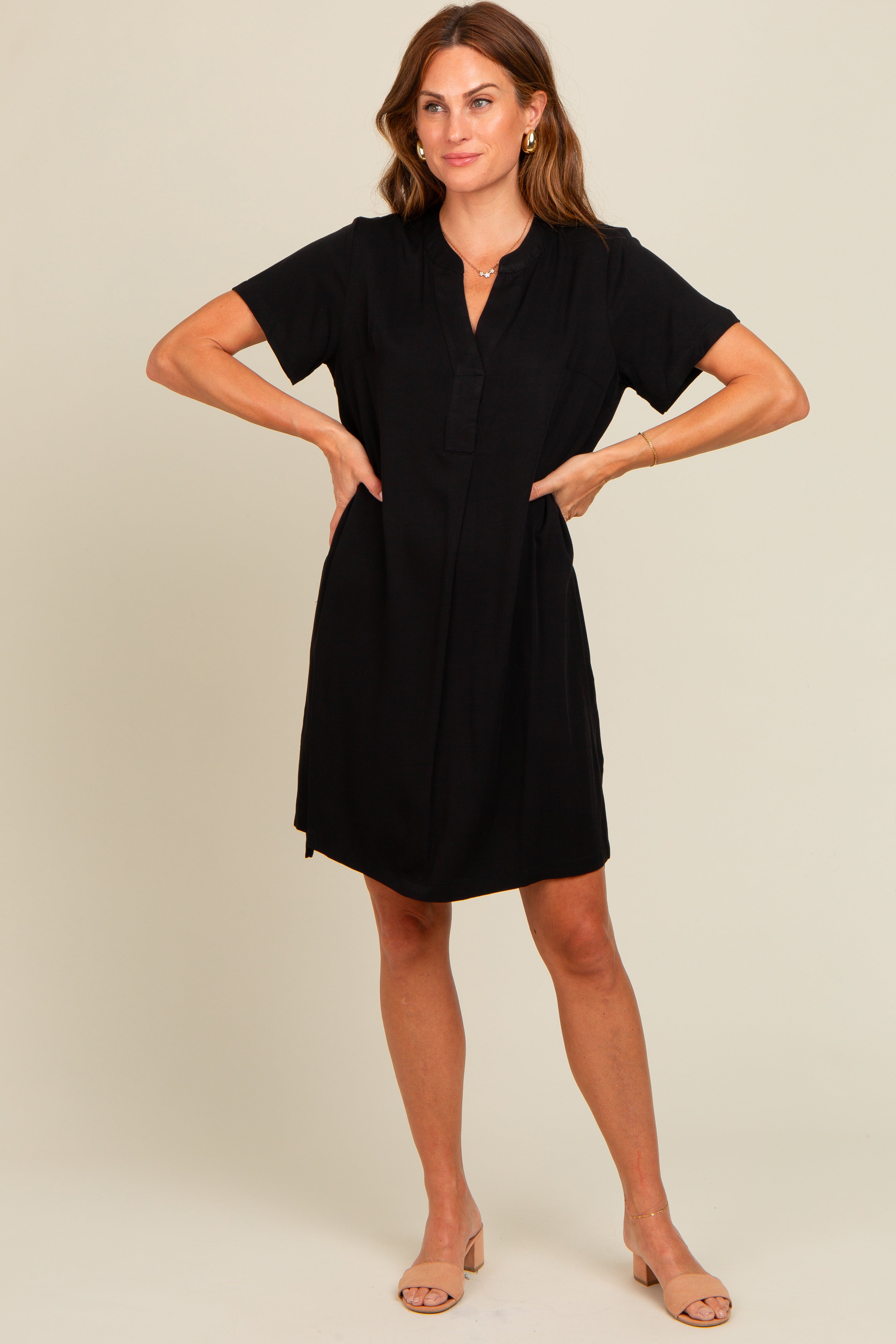 Schlichtes Umstands-Hemdblusenkleid mit V-Ausschnitt in Schwarz