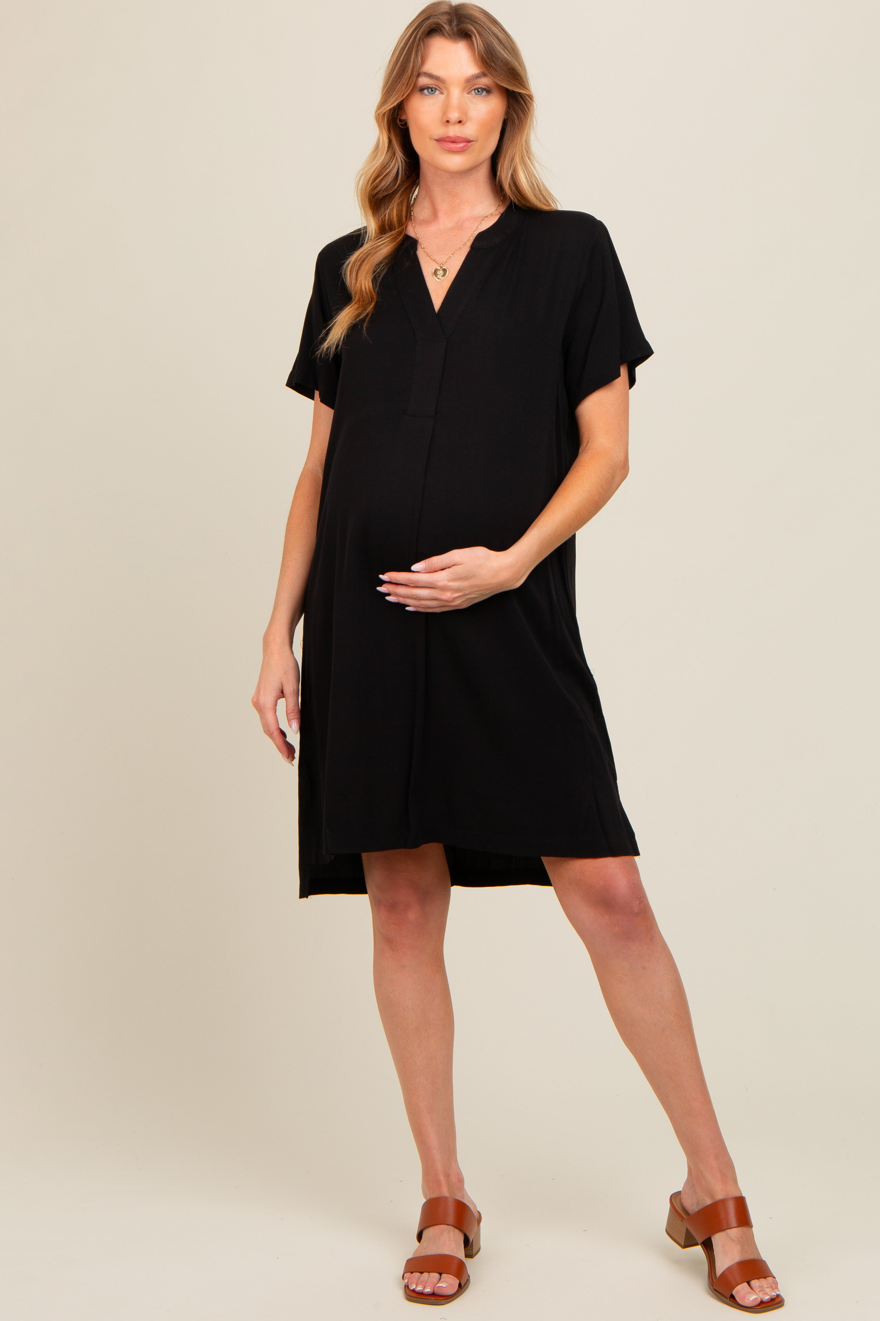 Schlichtes Umstands-Hemdblusenkleid mit V-Ausschnitt in Schwarz