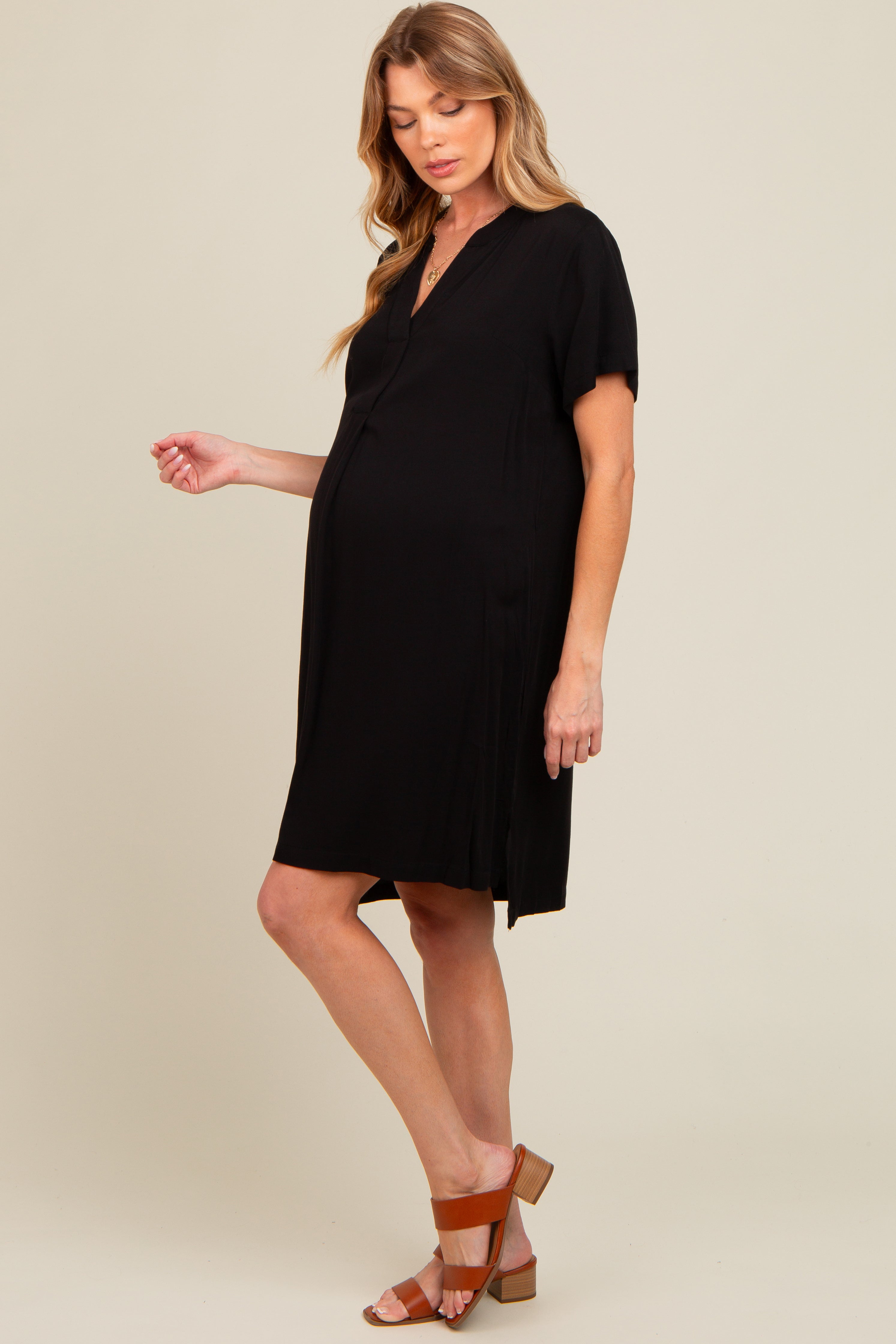 Schlichtes Umstands-Hemdblusenkleid mit V-Ausschnitt in Schwarz