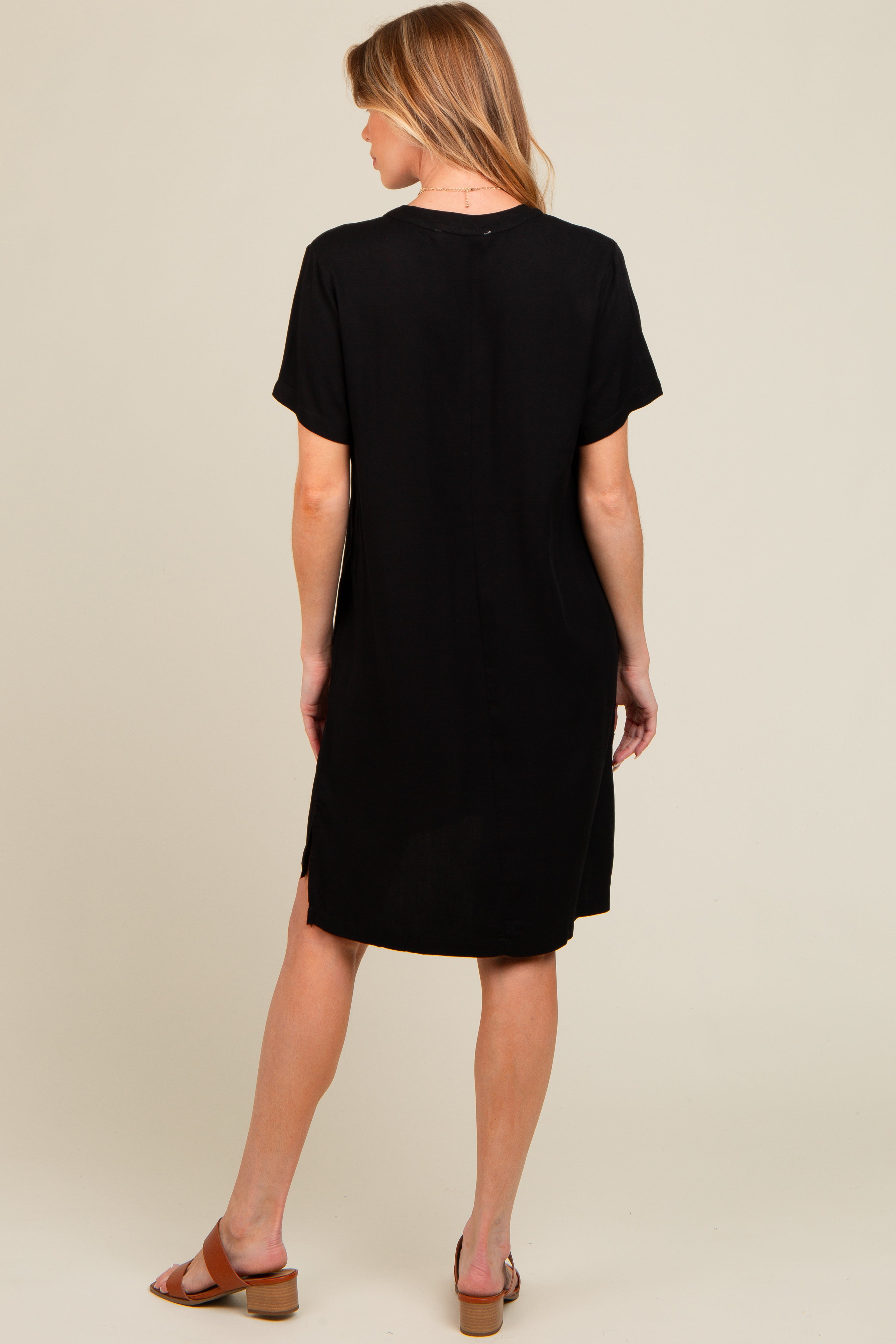 Schlichtes Umstands-Hemdblusenkleid mit V-Ausschnitt in Schwarz