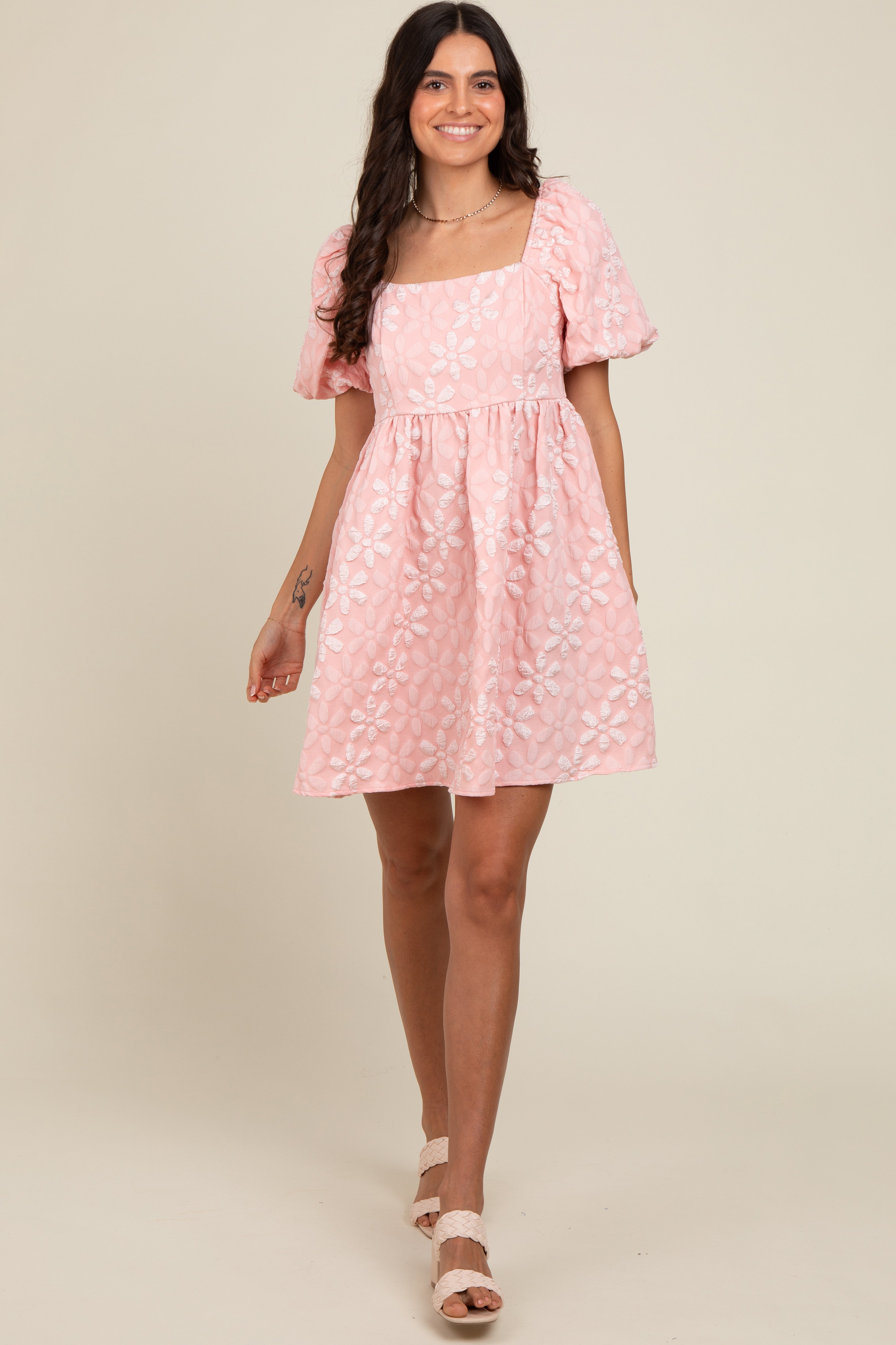 Florales Umstandskleid mit PuffÄrmeln und Pragung in Zartrosa