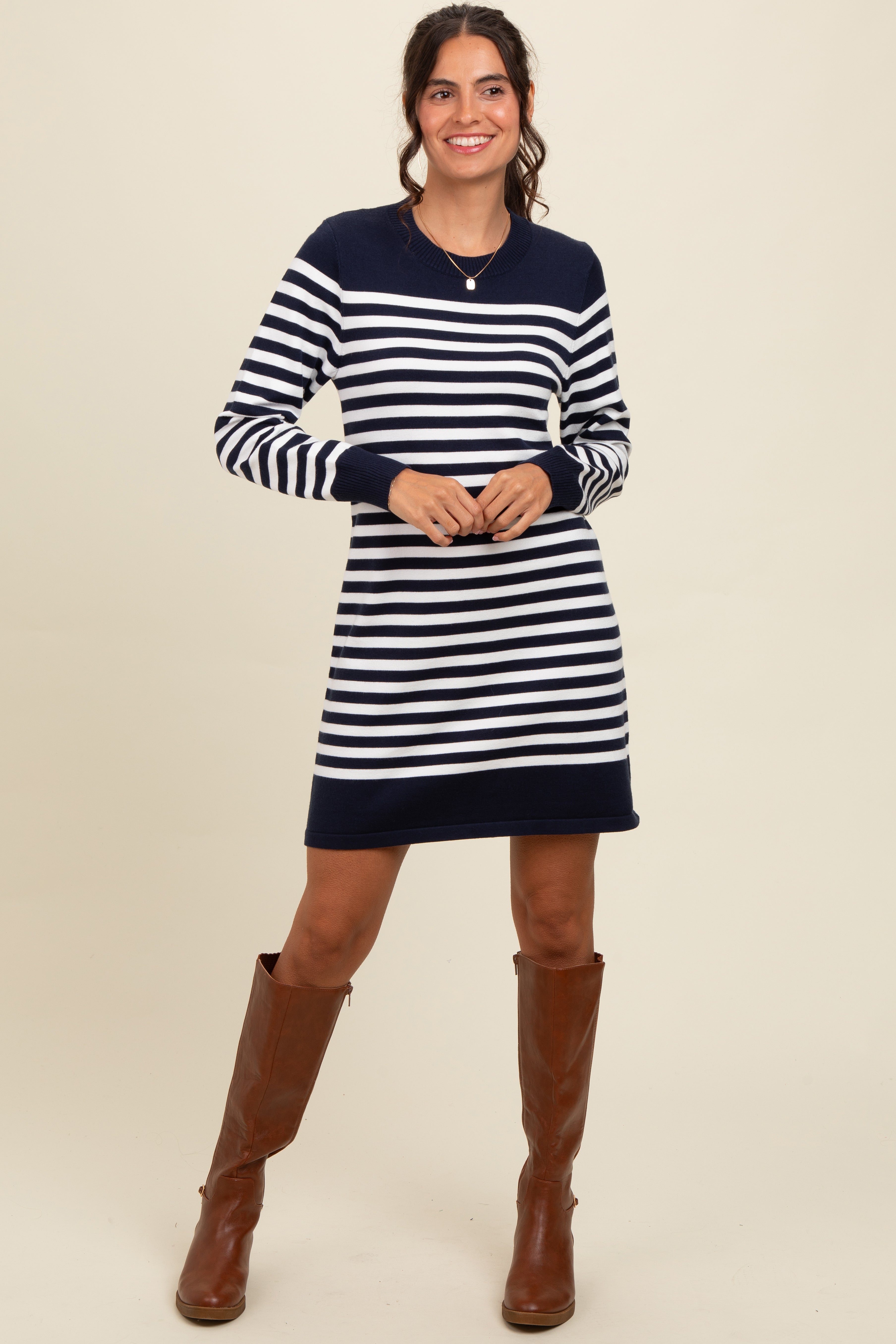 Marineblaues Umstands-Minikleid aus Strick mit Streifen und langen Ärmeln