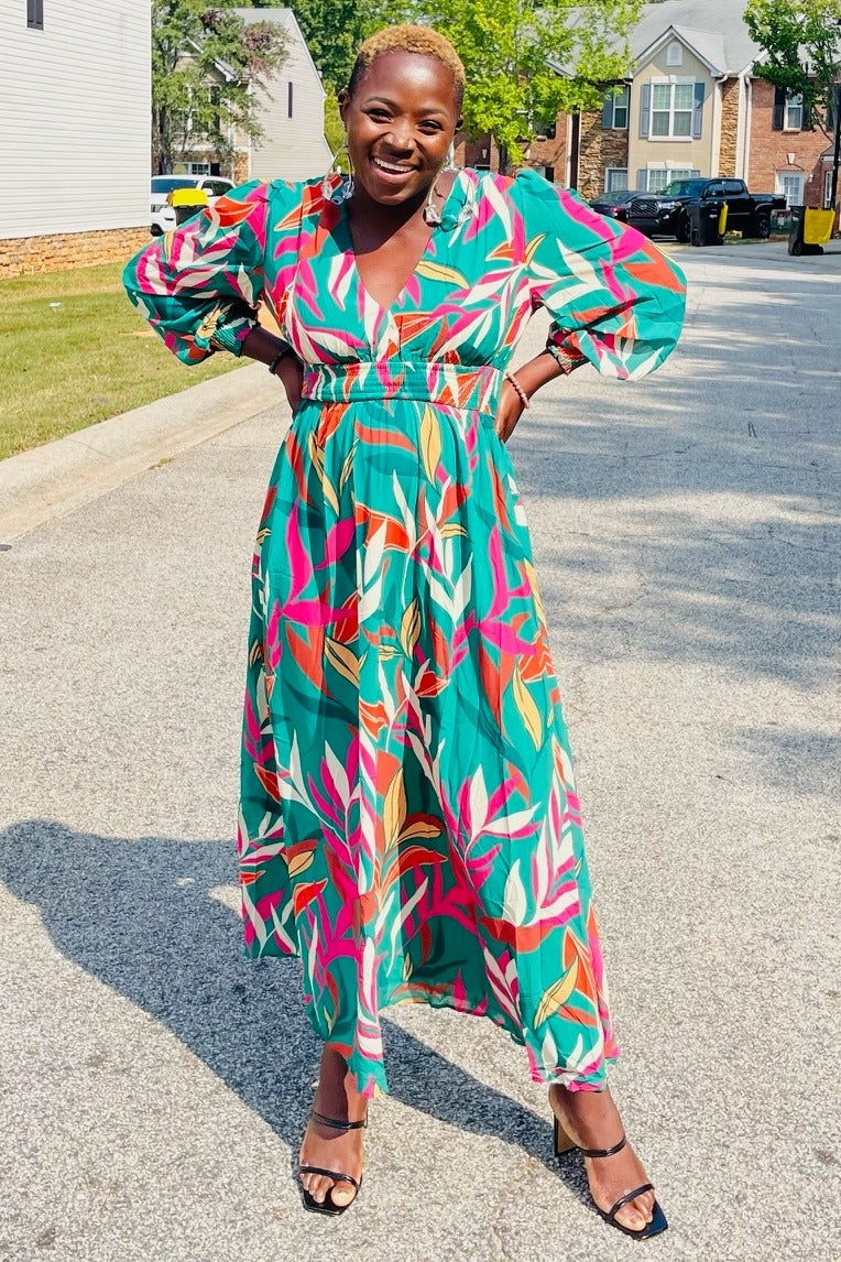 Umstands-Maxikleid mit Blätterprint und tiefem V-Ausschnitt