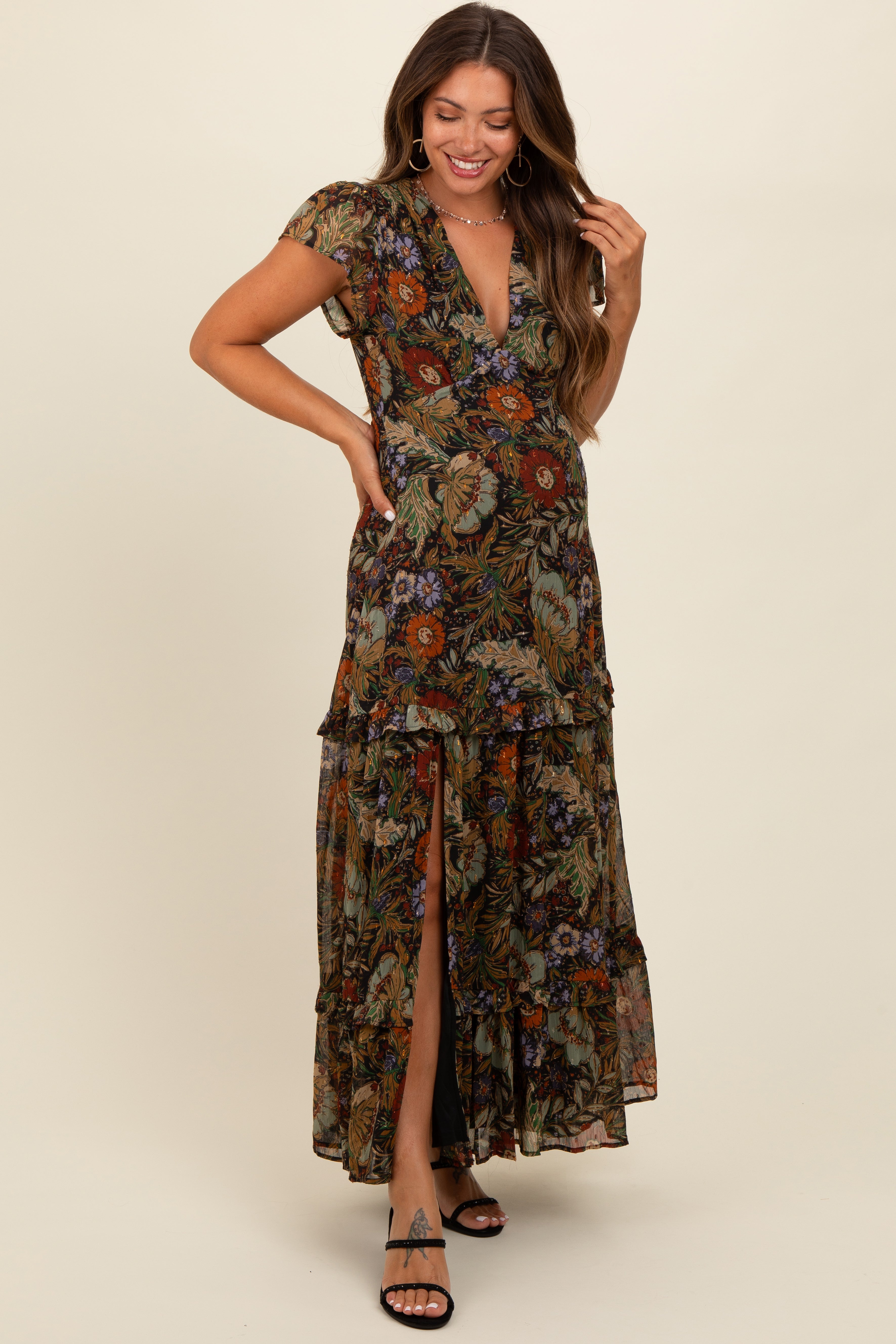 Schwarzes Umstands-Maxikleid mit Blumenmuster, tiefem V-Ausschnitt und Stufenrock