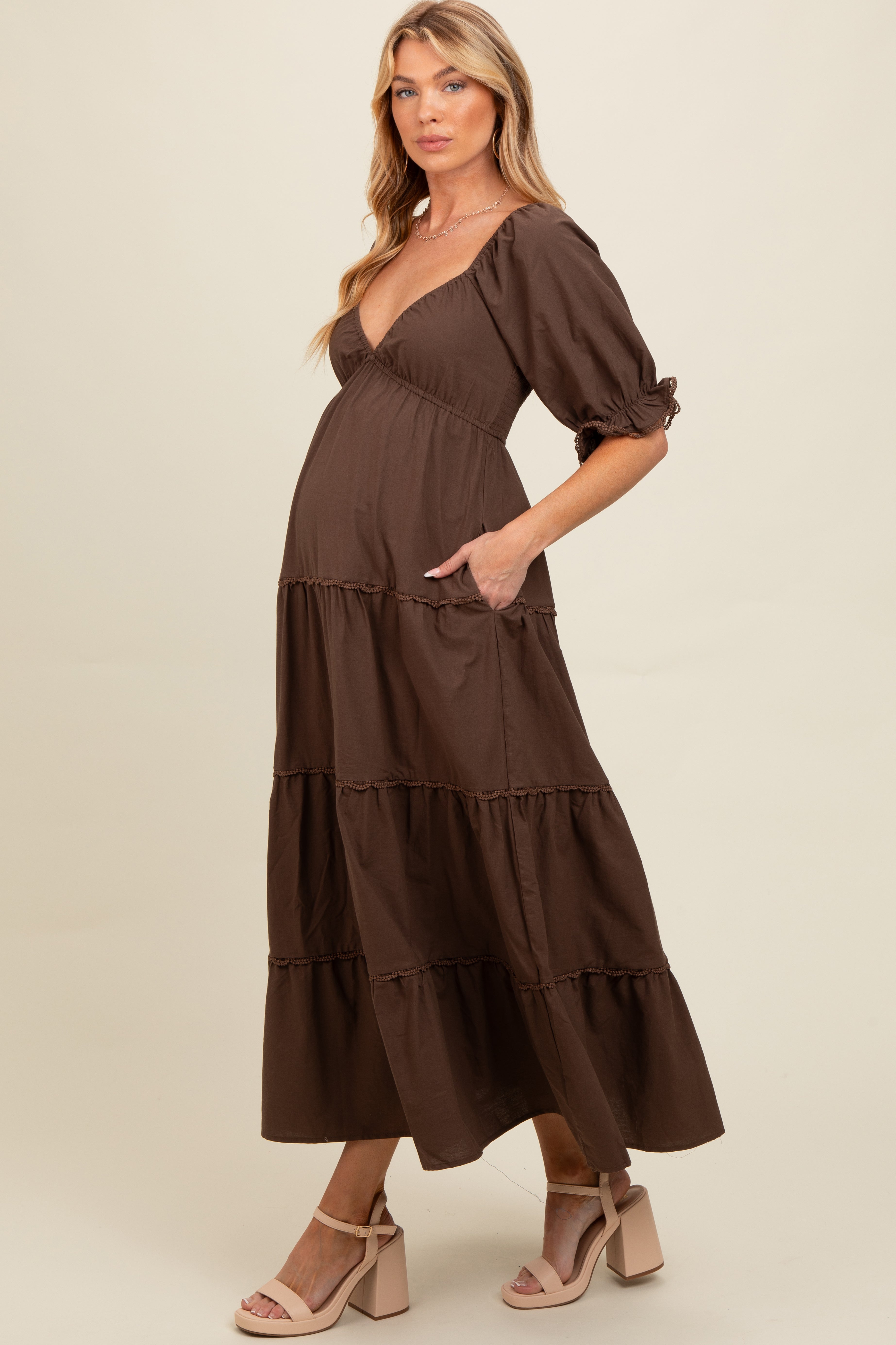 Umstands-Maxikleid mit tiefem V-Ausschnitt und Stufenrock in Braun