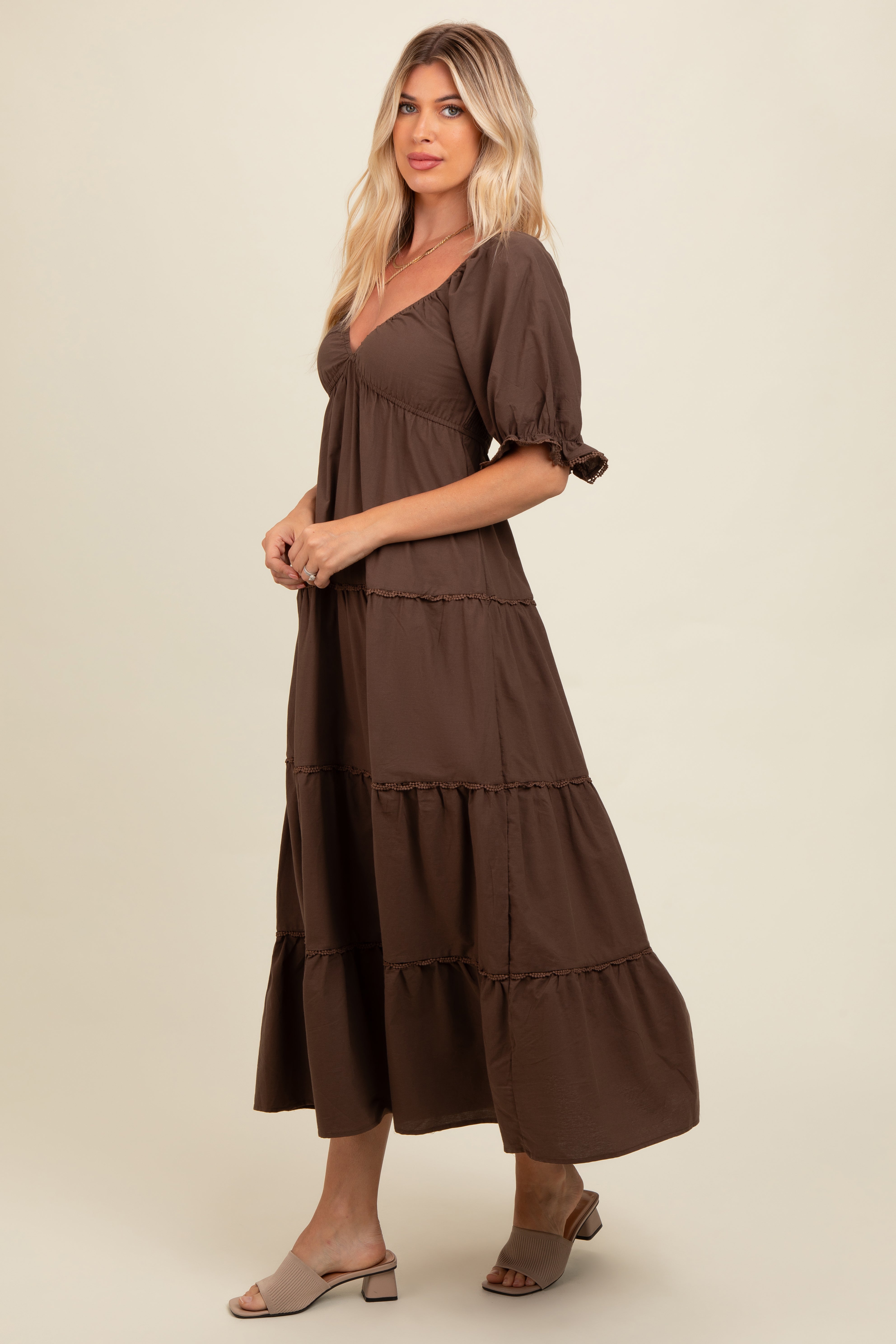 Umstands-Maxikleid mit tiefem V-Ausschnitt und Stufenrock in Braun