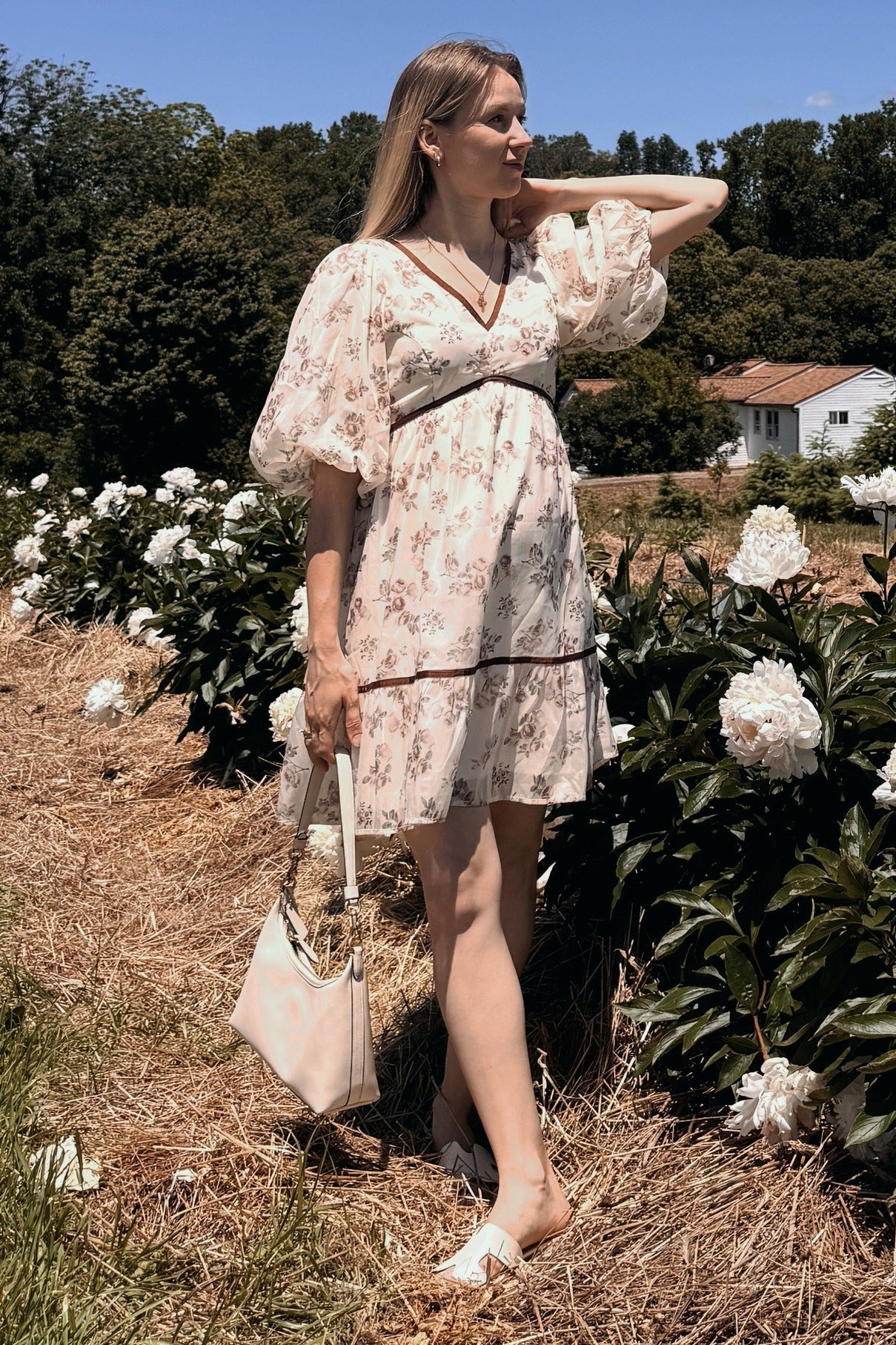 Cremefarbenes Umstandskleid mit Blumenmuster, tiefem V-Ausschnitt und Rückencut-out