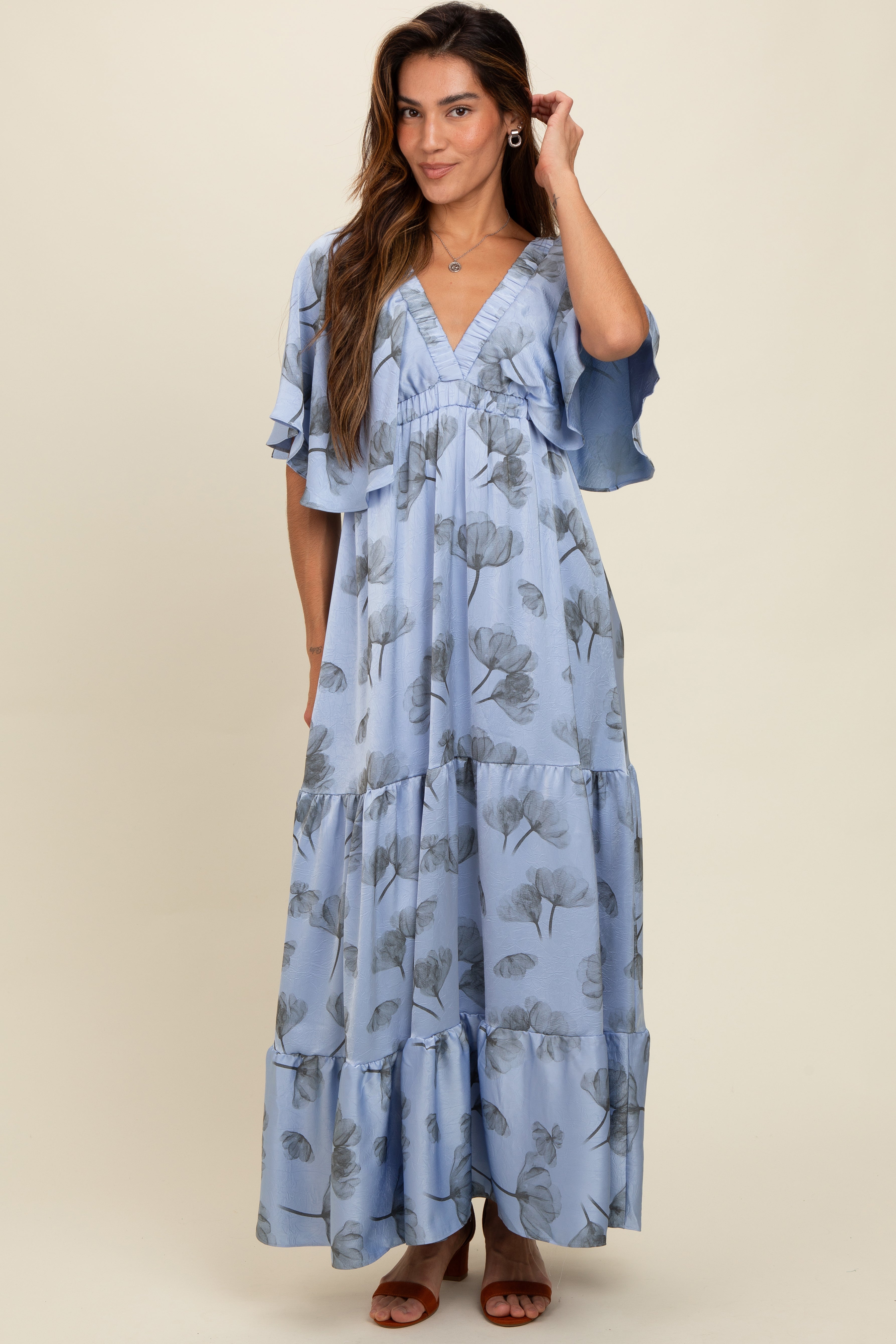 Hellblaues Umstands-Maxikleid mit Blumenmuster und tiefem V-Ausschnitt
