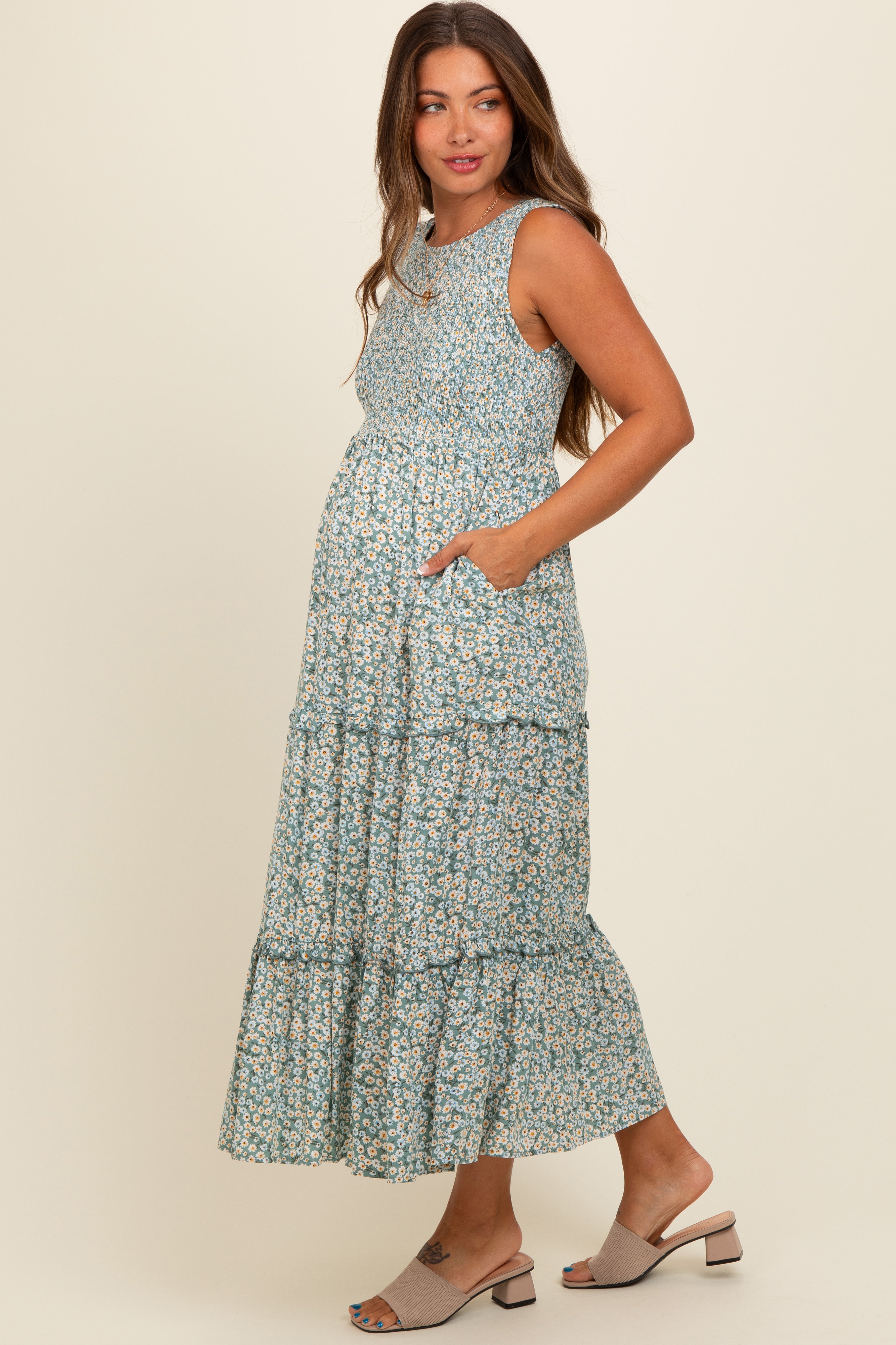 Ärmelloses Umstands-Maxikleid mit floralem Muster, Rüschen und Stufenrock in Helloliv