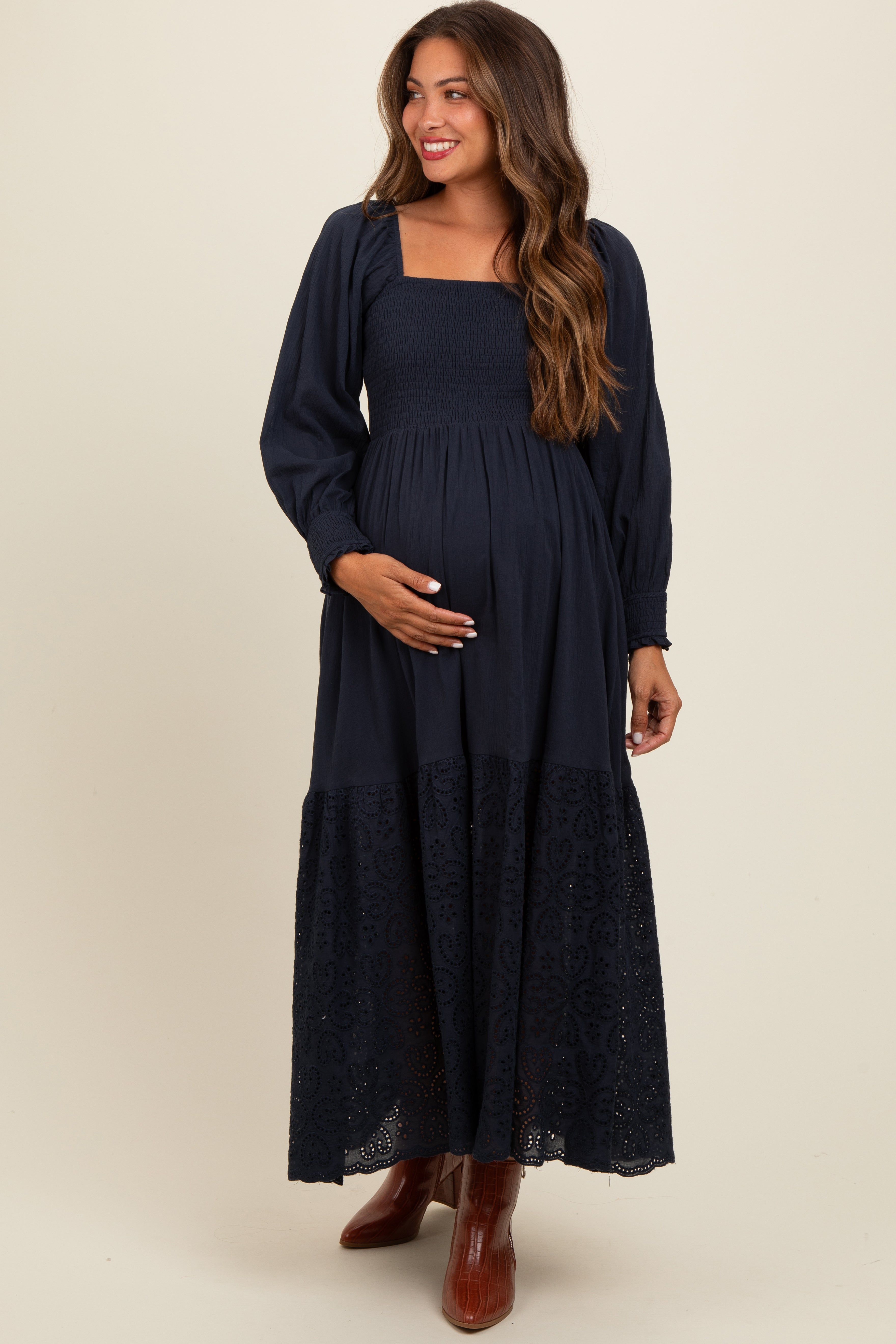 Umstands-Maxikleid mit Smok-Detail und Lochstickerei-Saum in Marineblau