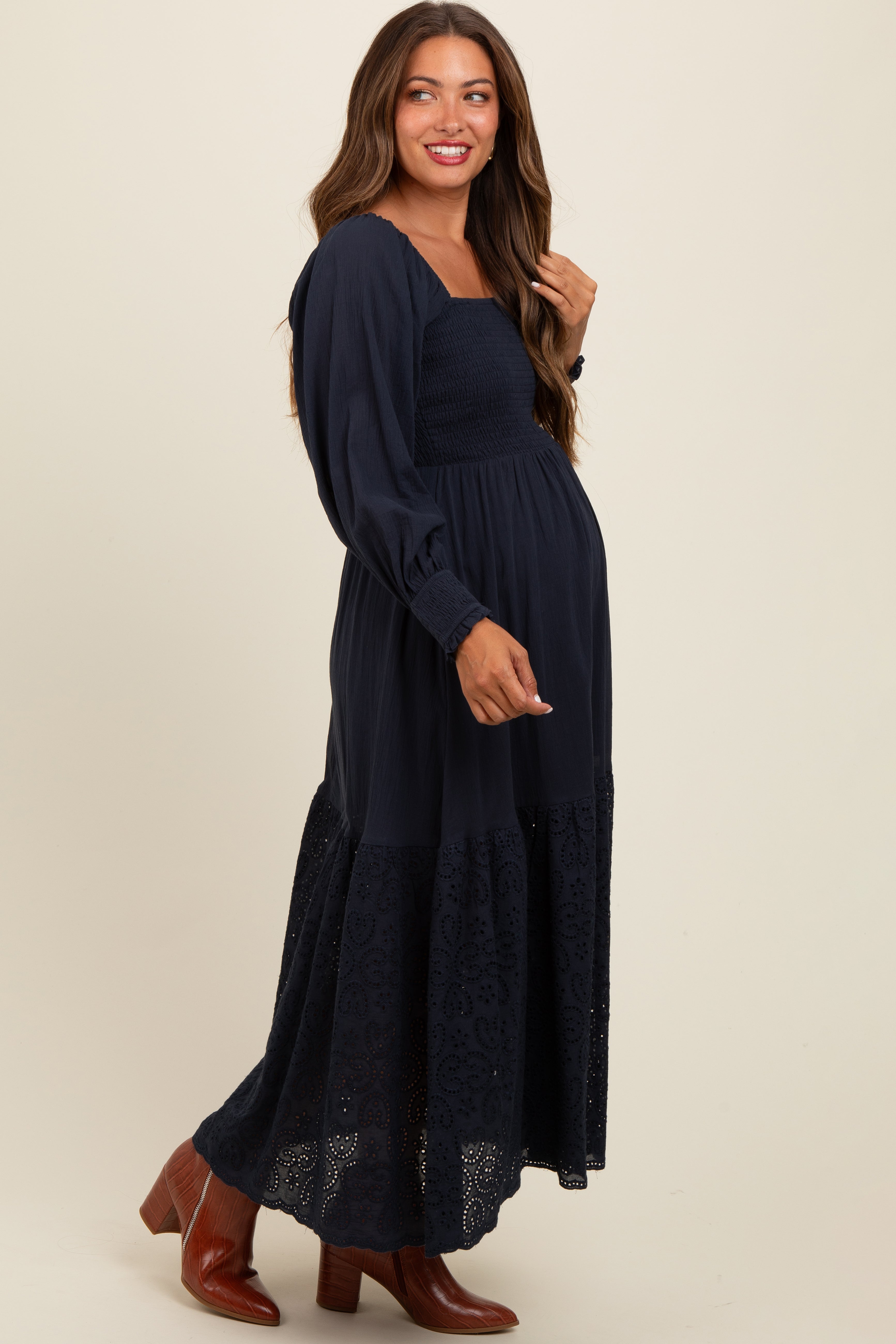 Umstands-Maxikleid mit Smok-Detail und Lochstickerei-Saum in Marineblau