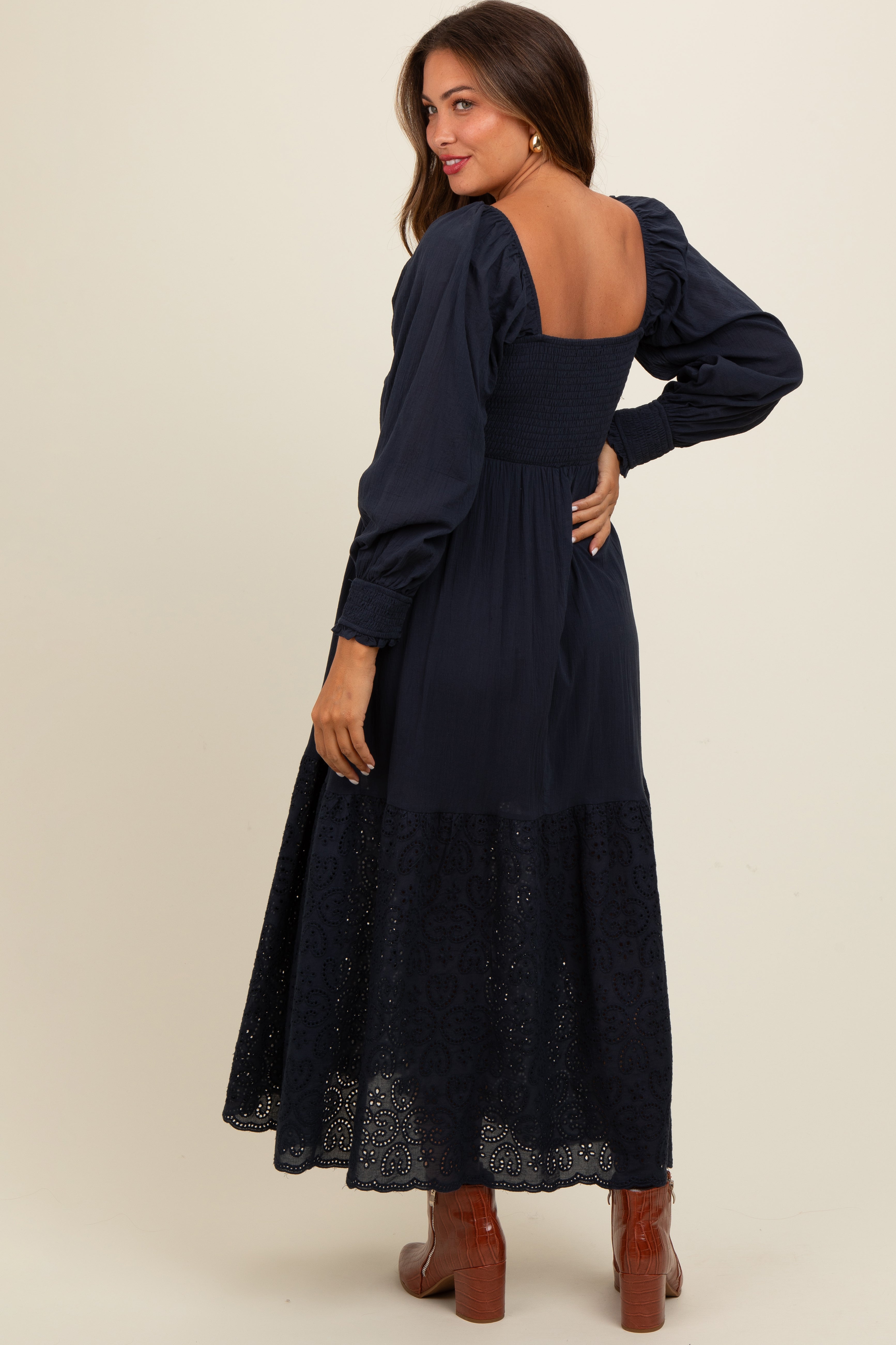 Umstands-Maxikleid mit Smok-Detail und Lochstickerei-Saum in Marineblau