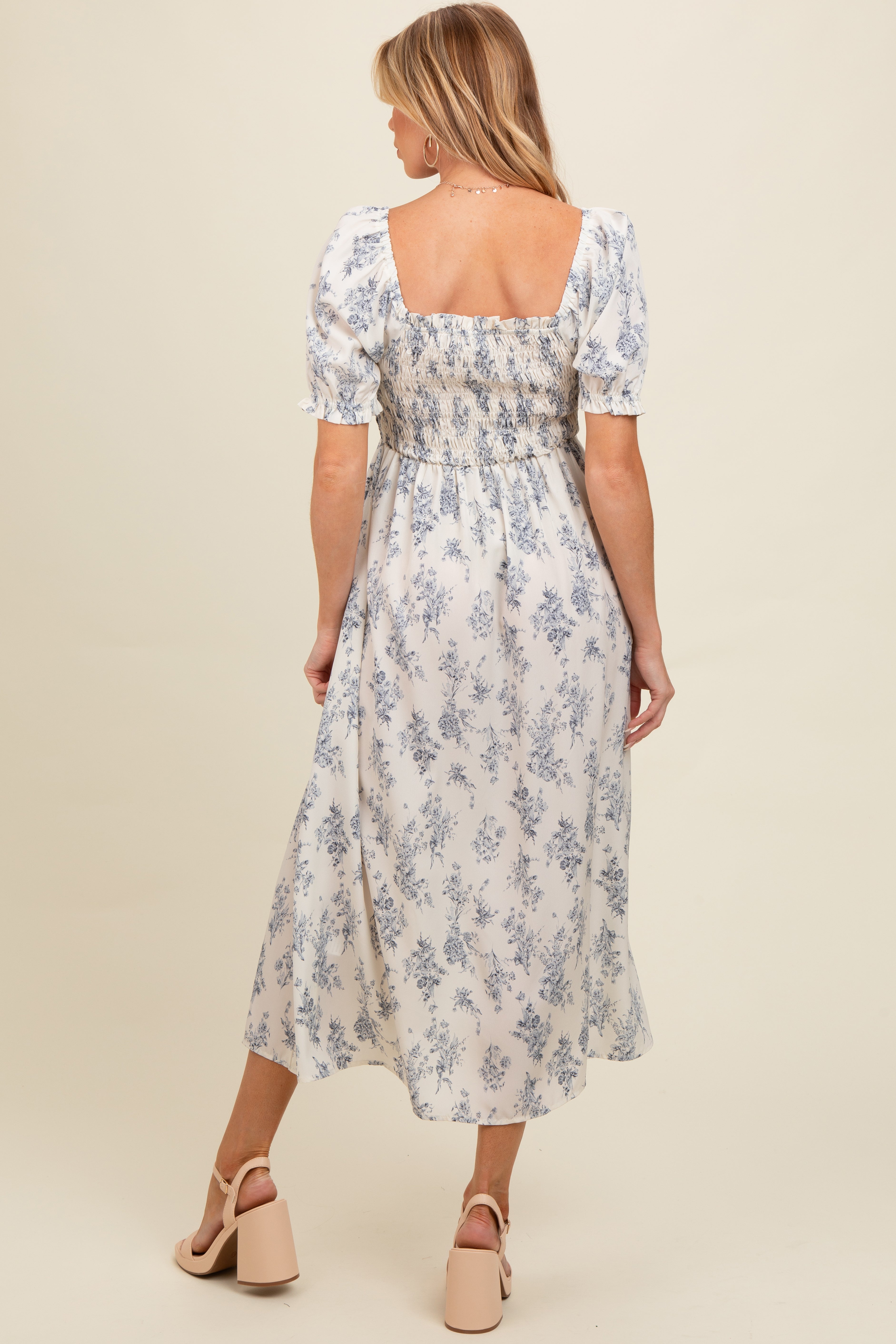 Umstands-Midikleid mit floralem Smok-Oberteil und Herzausschnitt in Elfenbein