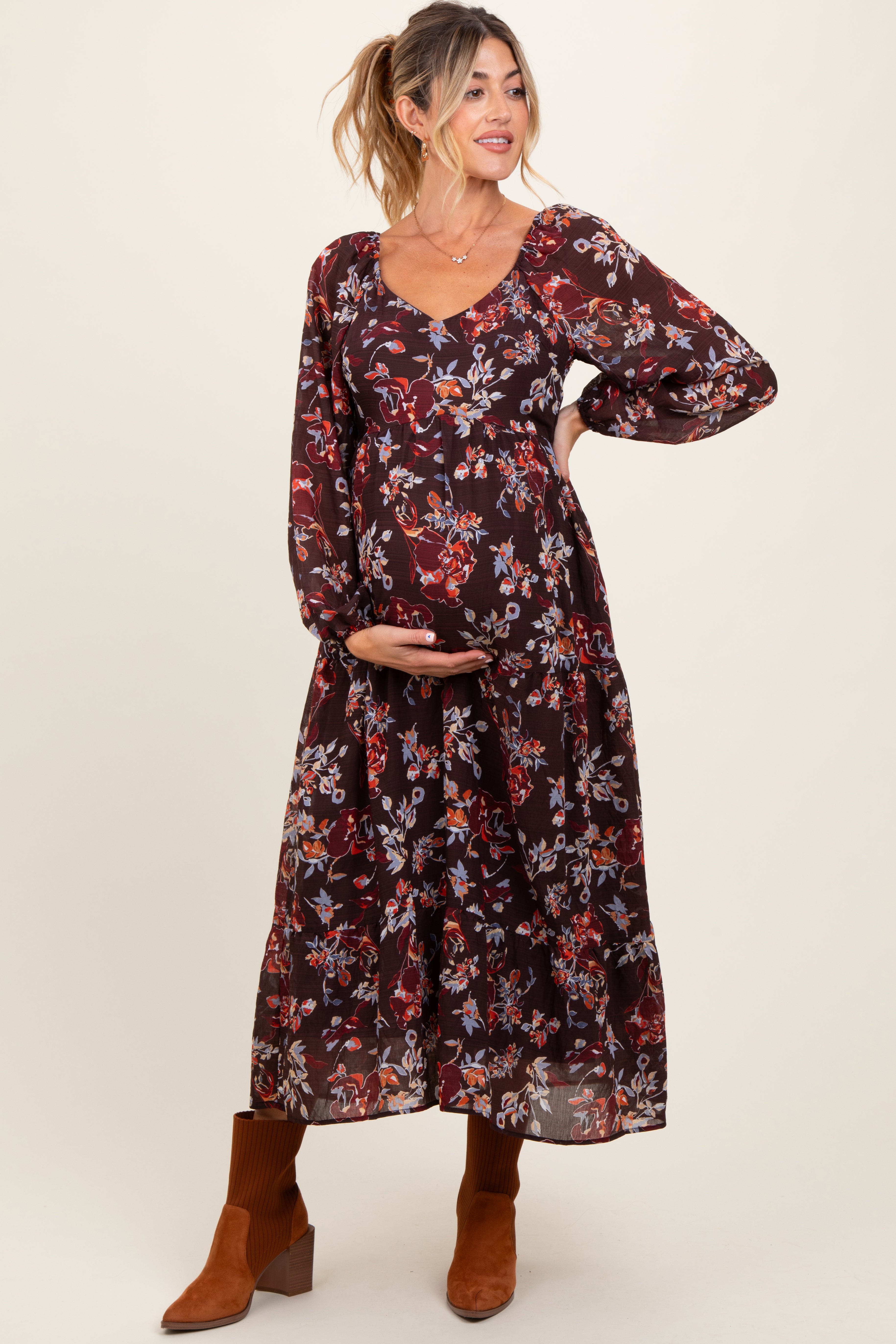 Braunes Umstands-Maxikleid mit Blumenmuster, V-Ausschnitt und Ballonärmeln