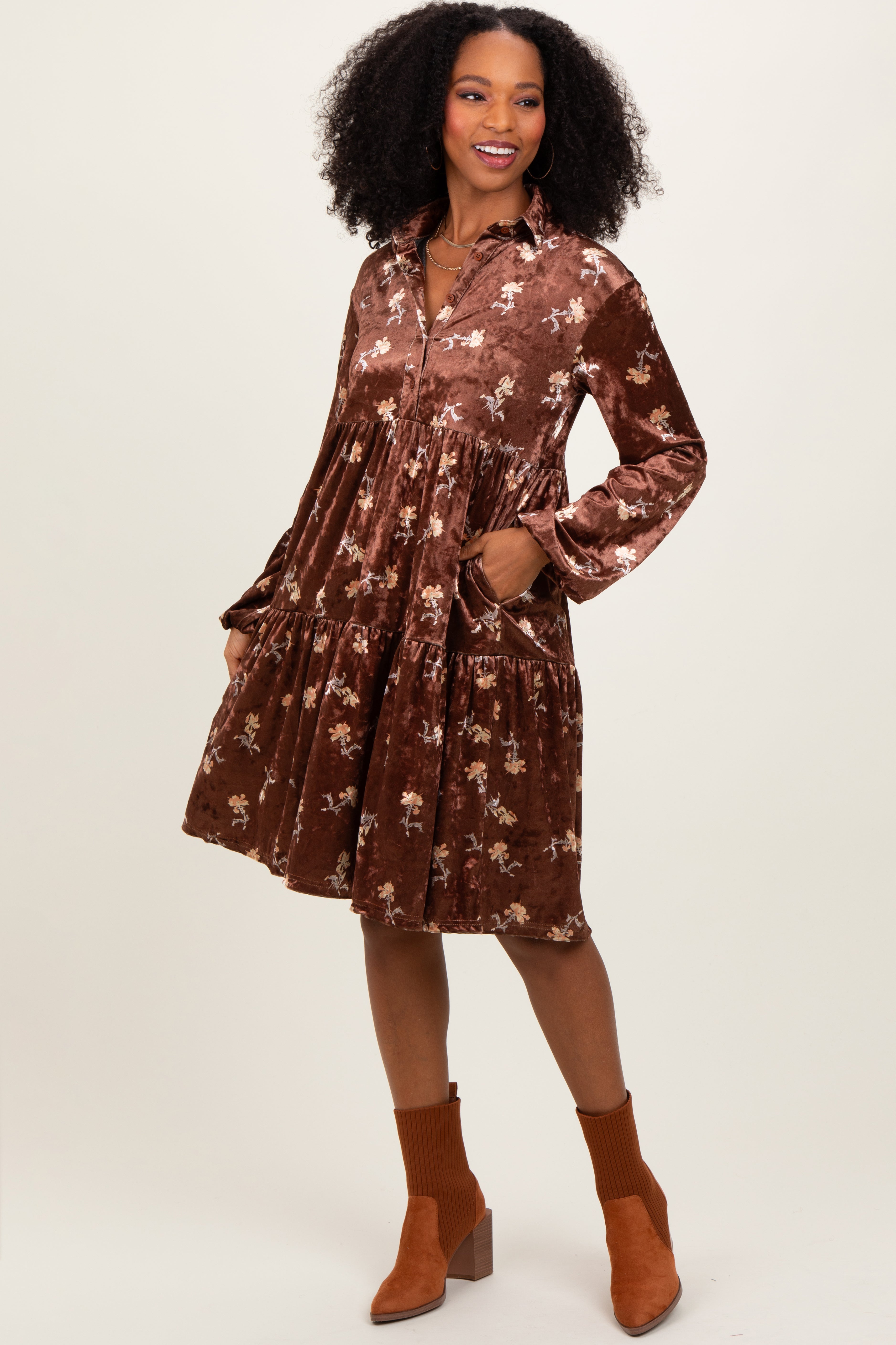 Braunes Umstands-Midikleid aus Samt mit Blumenmuster und durchgehender Knopfleiste