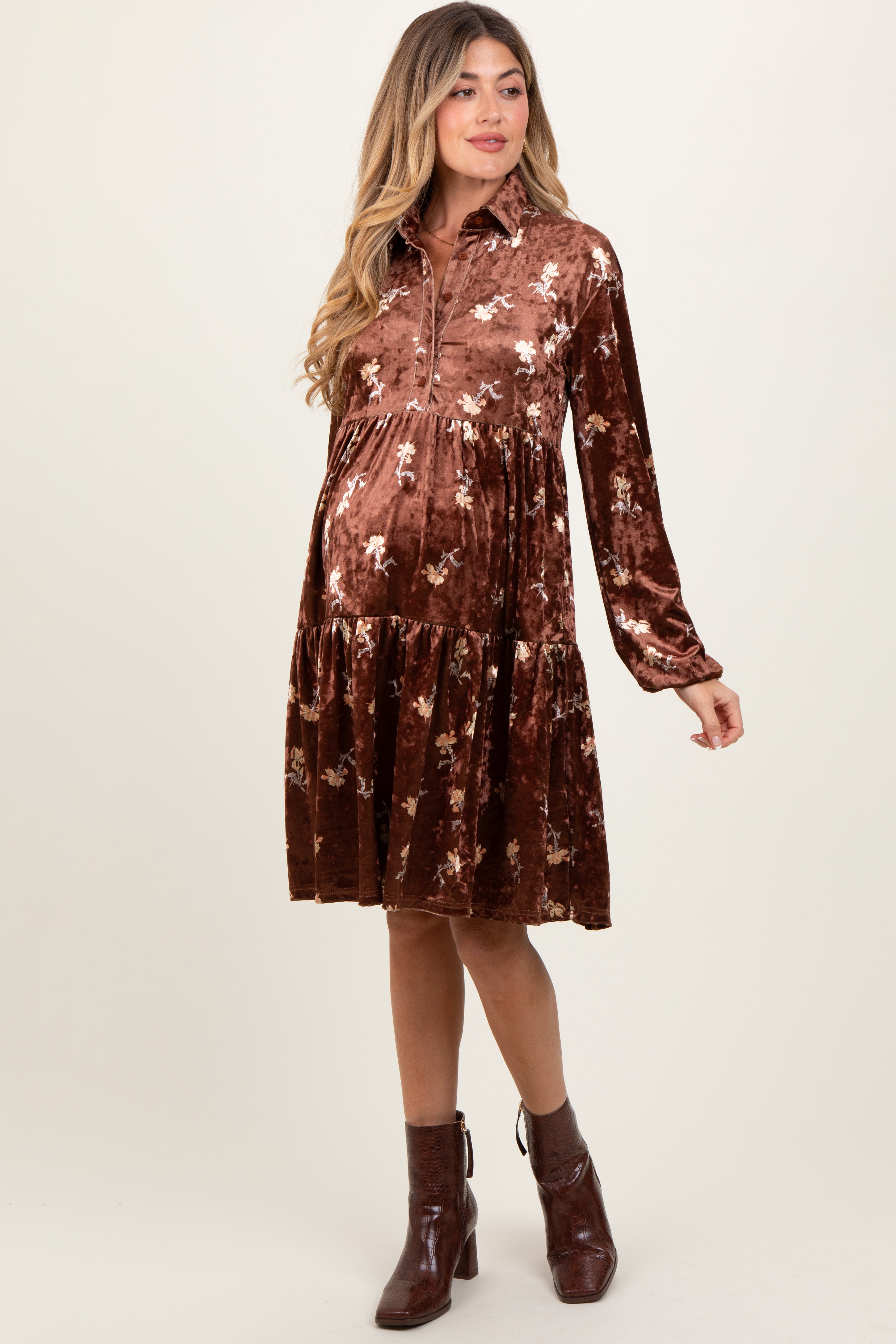 Braunes Umstands-Midikleid aus Samt mit Blumenmuster und durchgehender Knopfleiste