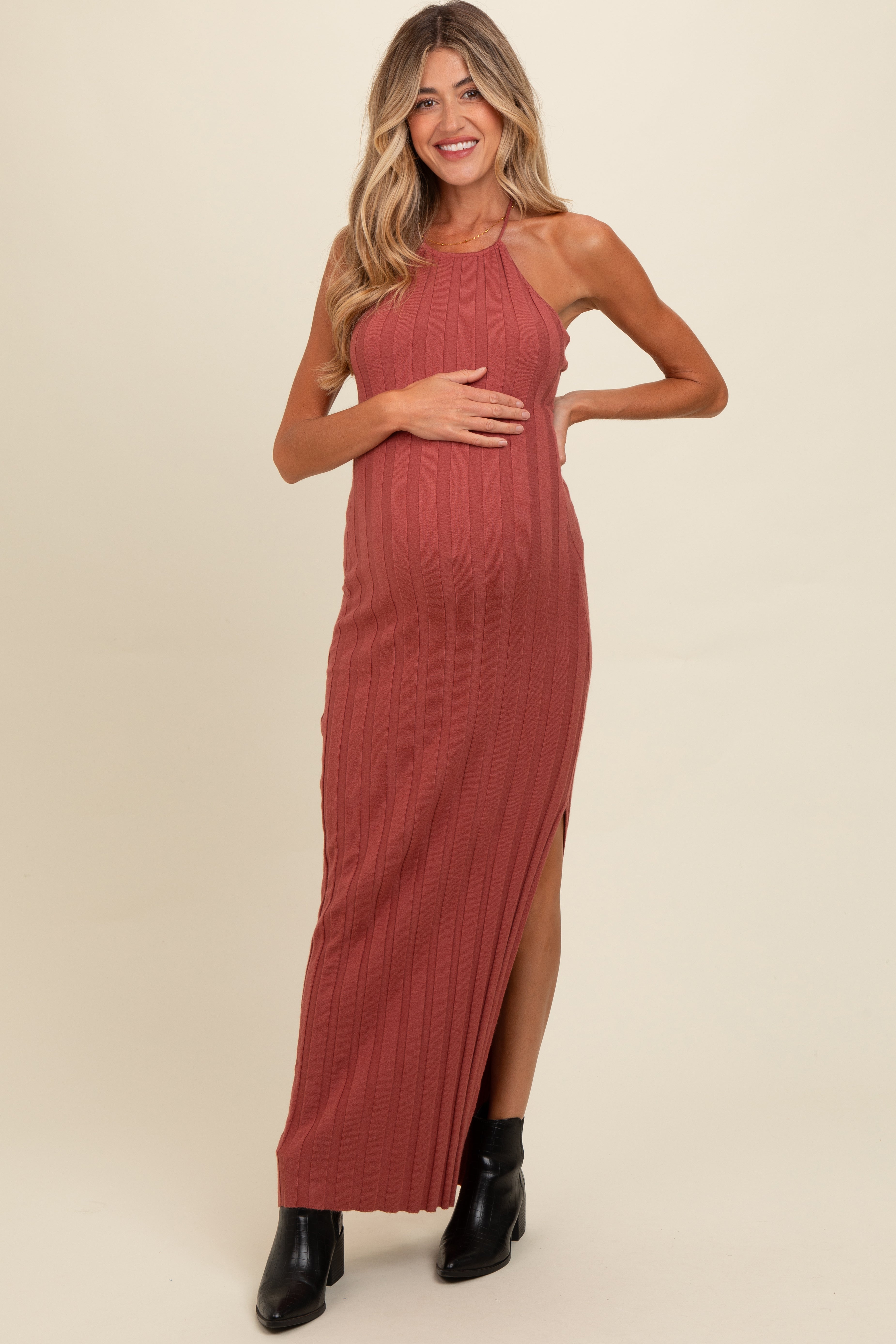 Umstands-Maxikleid aus Rippstrick mit Neckholder-Ausschnitt