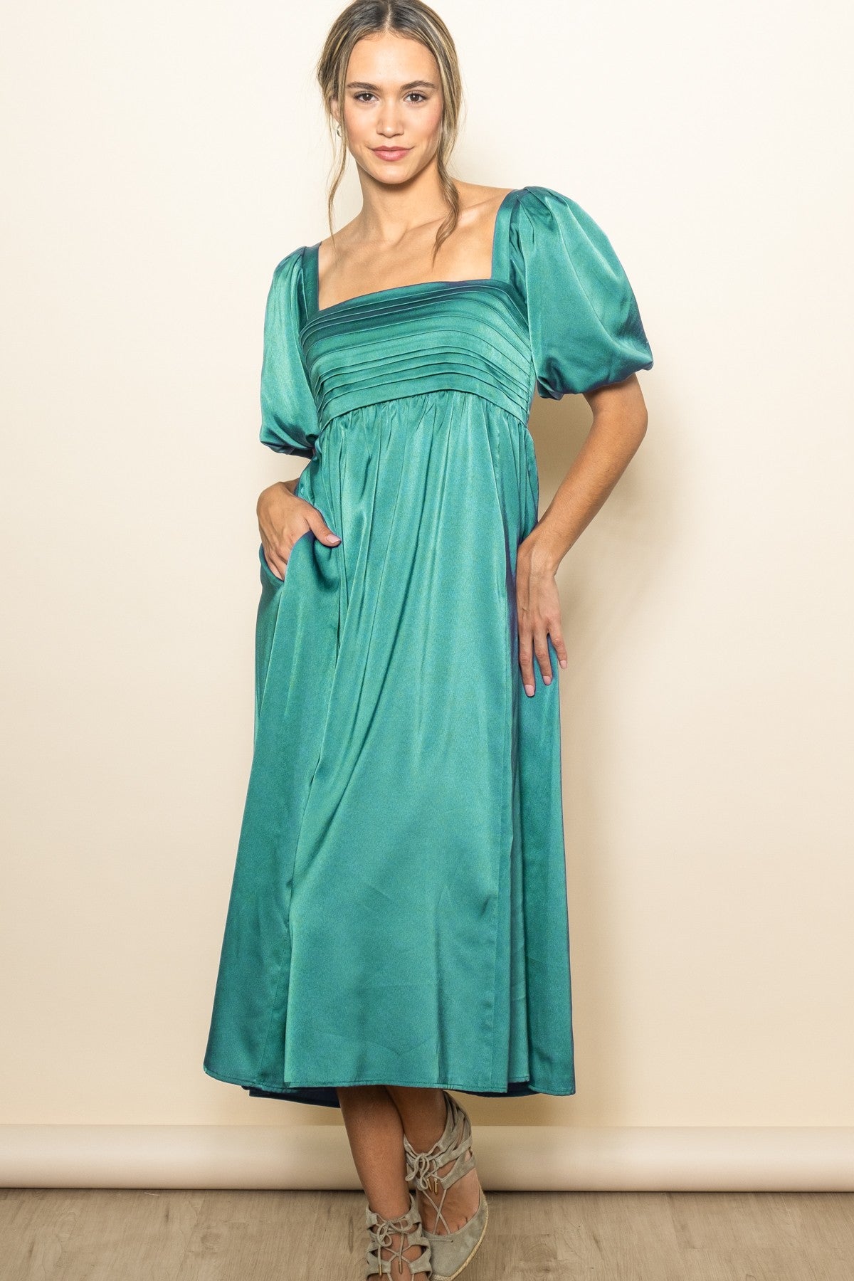 Smaragdgrünes Umstands-Midikleid aus Satin mit plissiertem Oberteil und Puffärmeln
