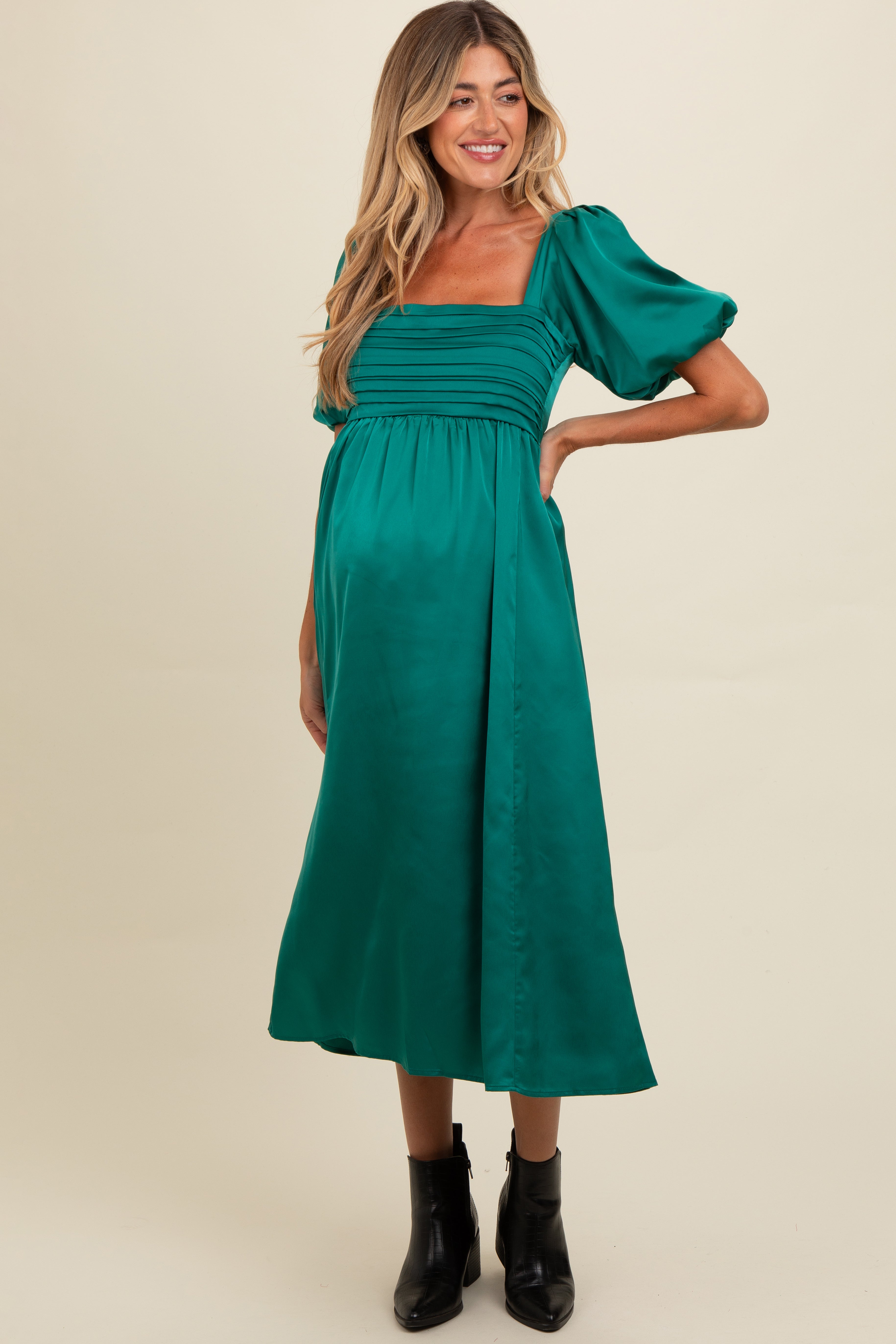 Smaragdgrünes Umstands-Midikleid aus Satin mit plissiertem Oberteil und Puffärmeln