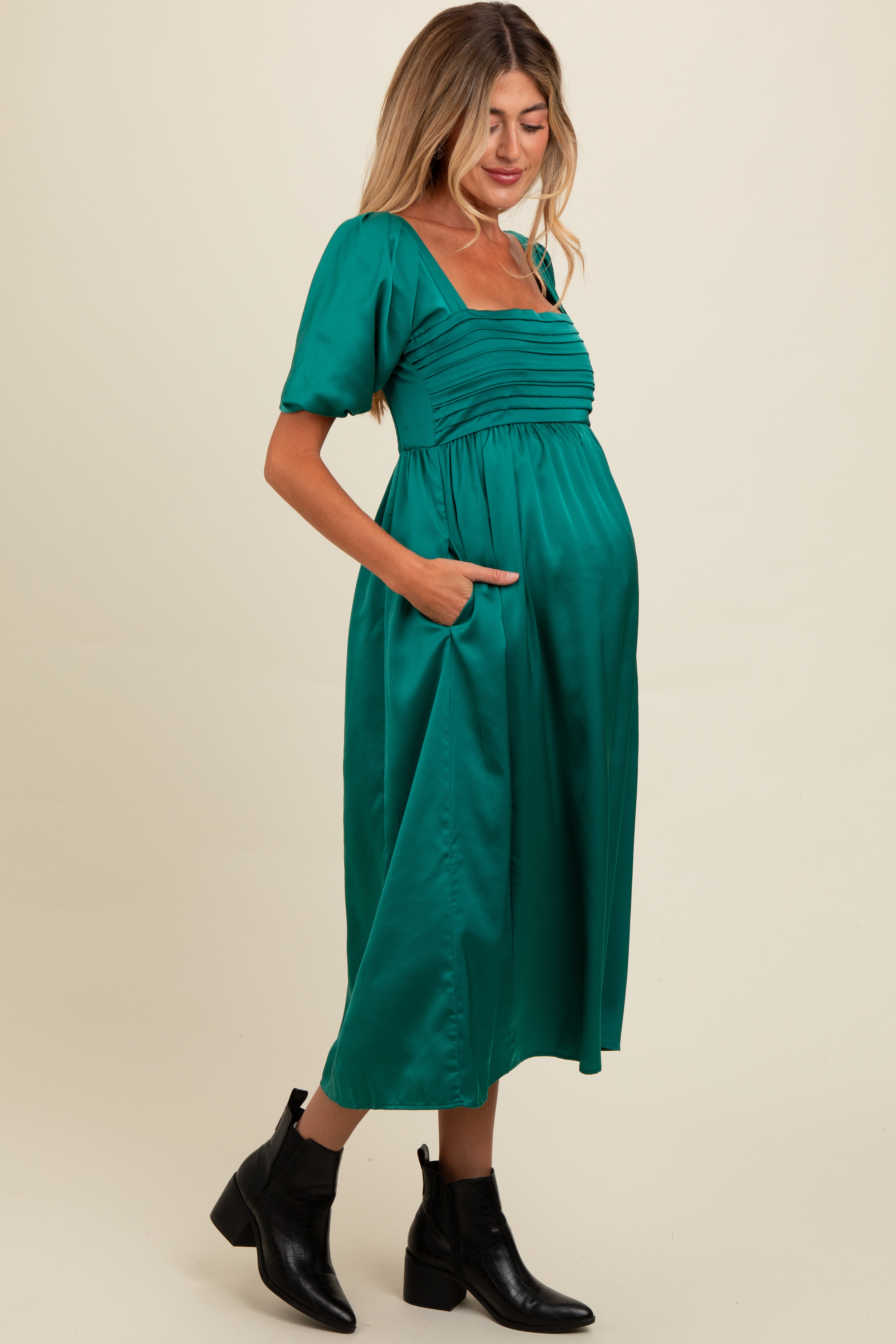 Smaragdgrünes Umstands-Midikleid aus Satin mit plissiertem Oberteil und Puffärmeln